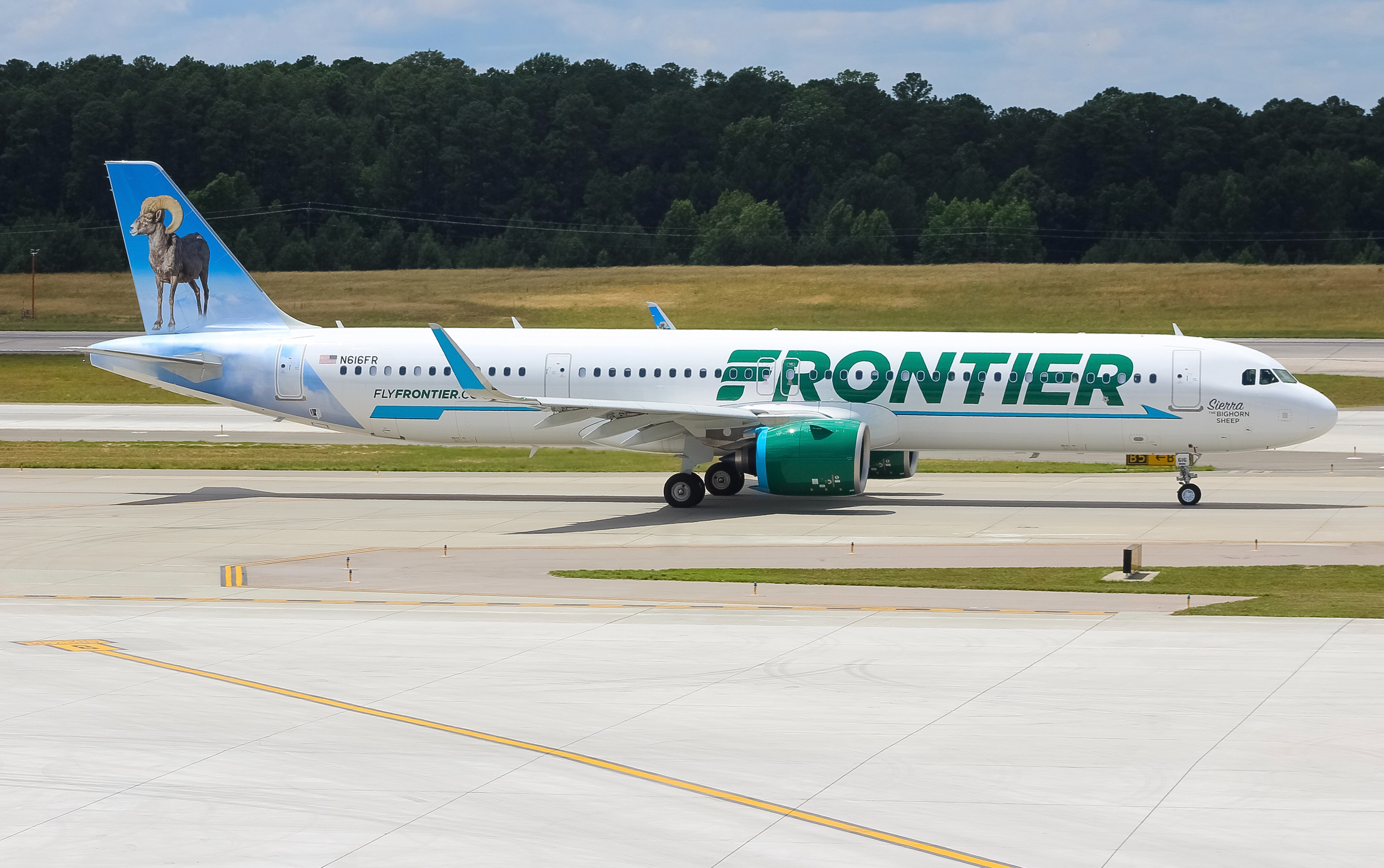 Full size: Frontier Airlines Airbus A321-200 N616FR at Raleigh-Durham International Airport