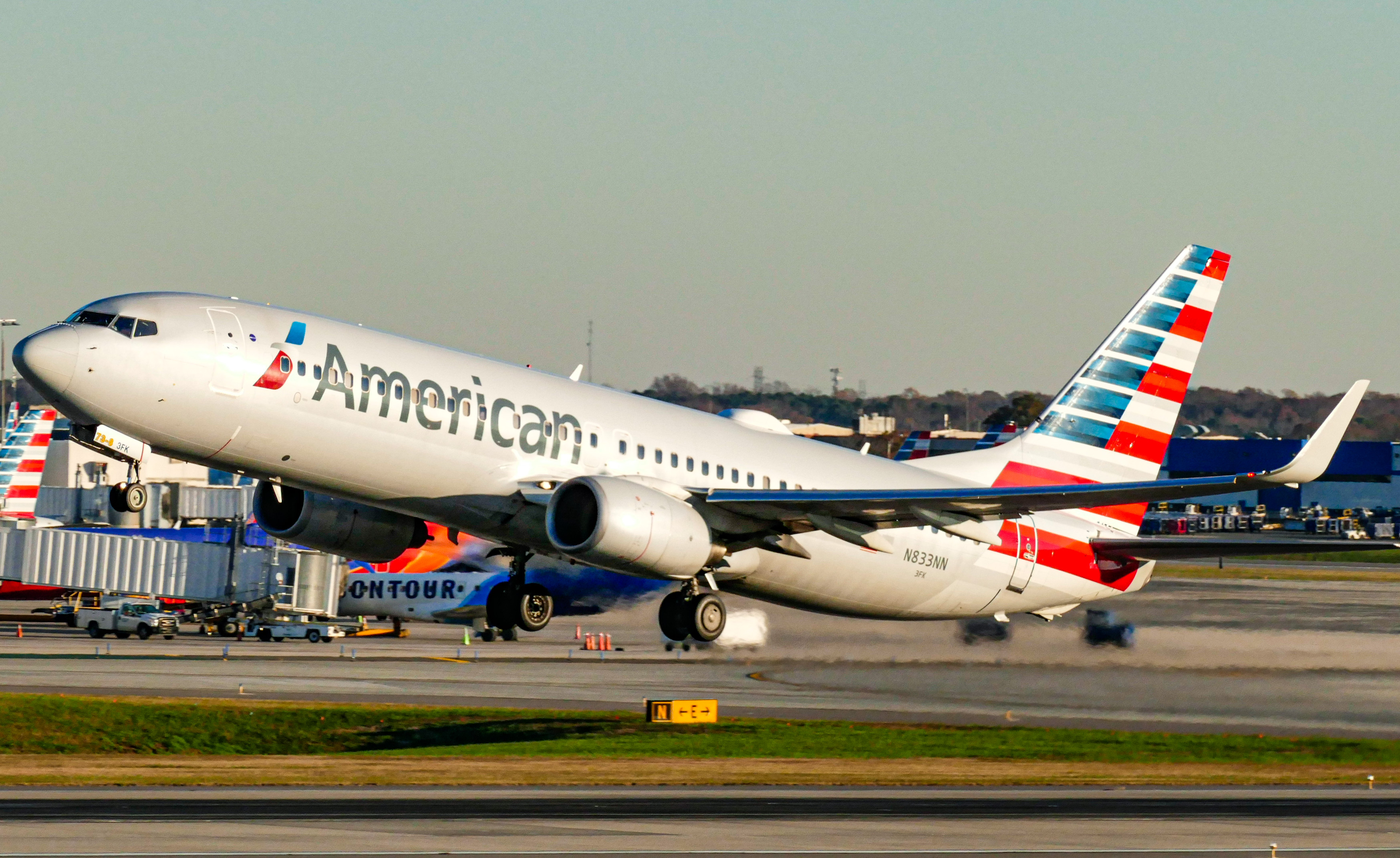 Full size: American Airlines Boeing 737-800 N833NN at Charlotte/Douglas International Airport