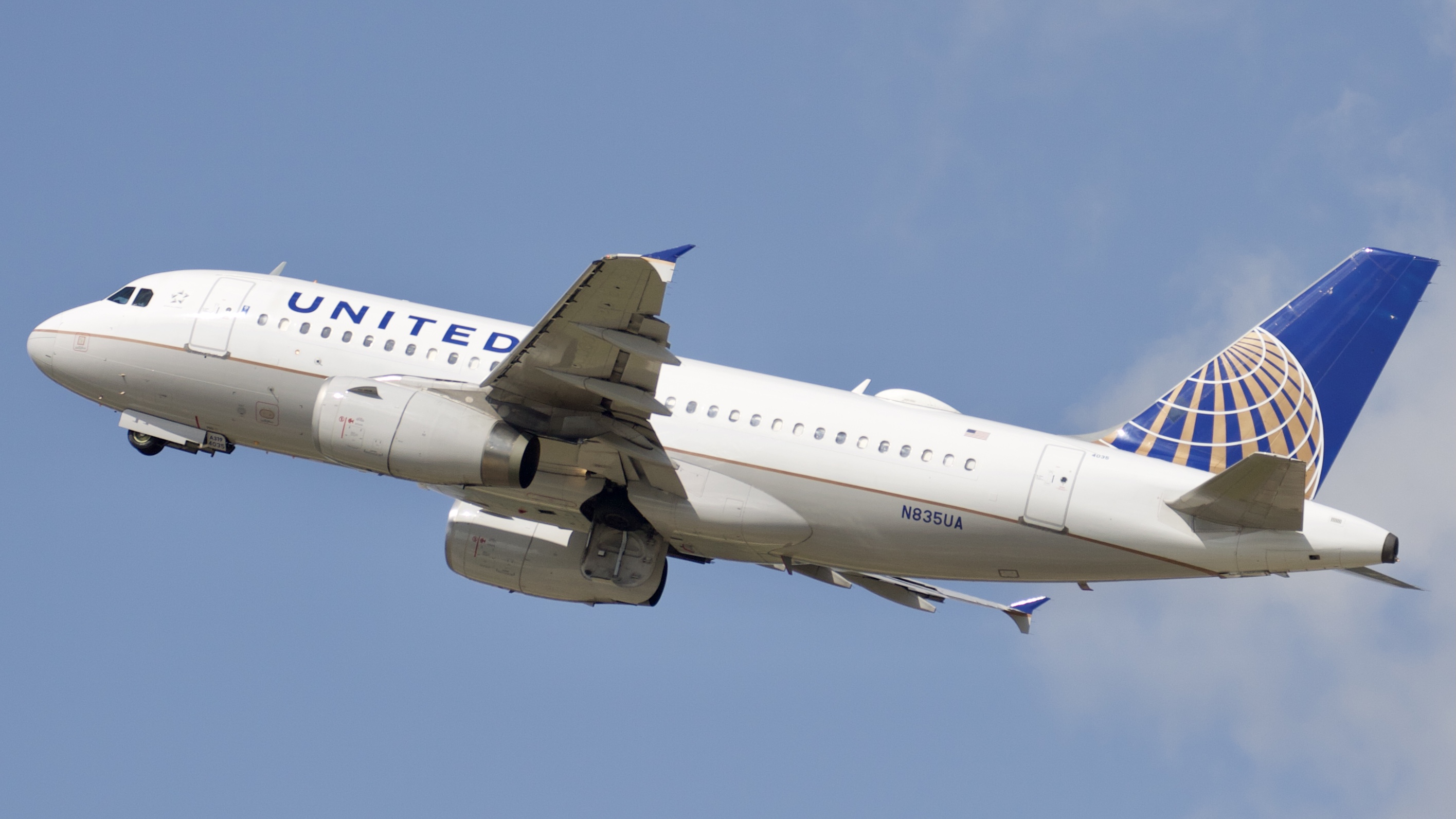 Full size: United Airlines Airbus A319 N835UA at Houston-George Bush Intercontinental Airport