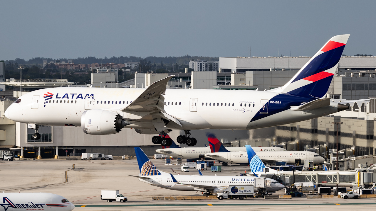 Full size: LATAM Boeing 787-8 CC-BBJ at Miami International Airport