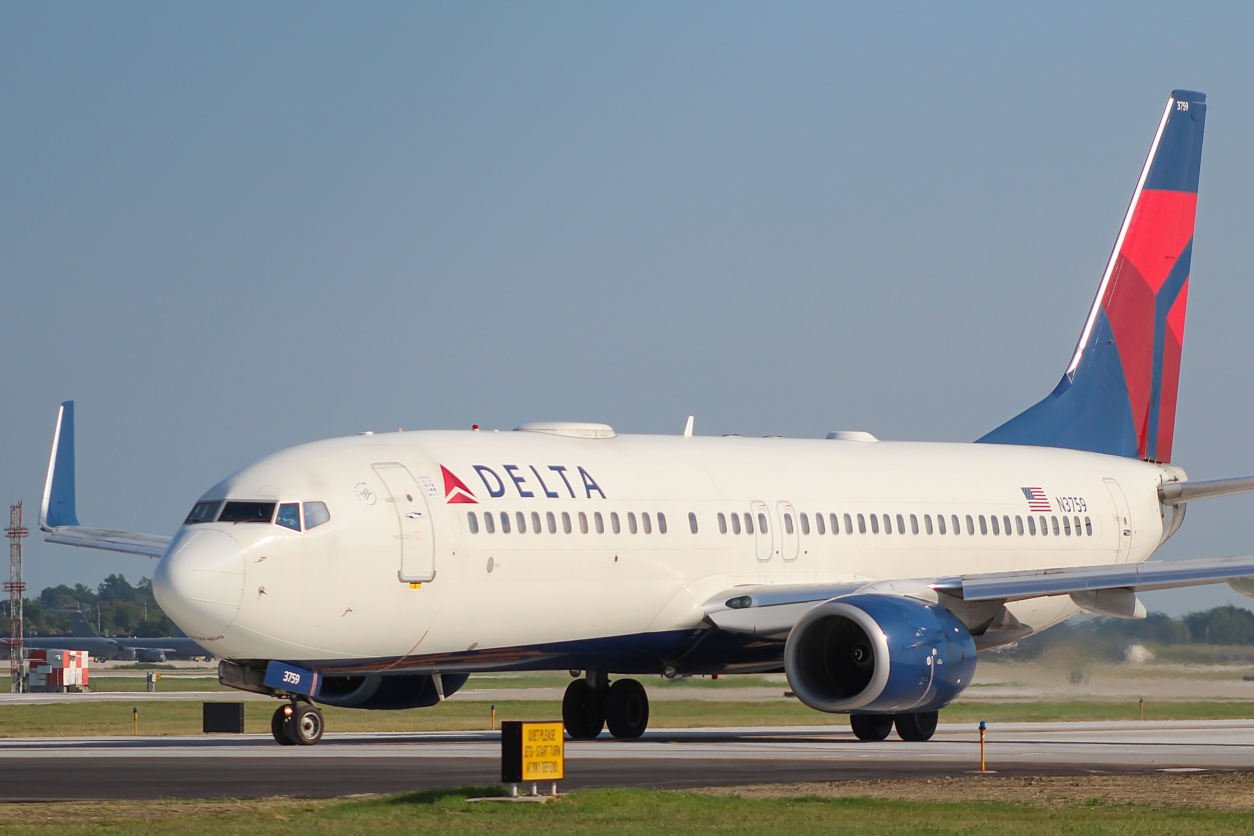 Full size: Delta Airlines Boeing 737-800 N3759 at General Mitchell International Airport