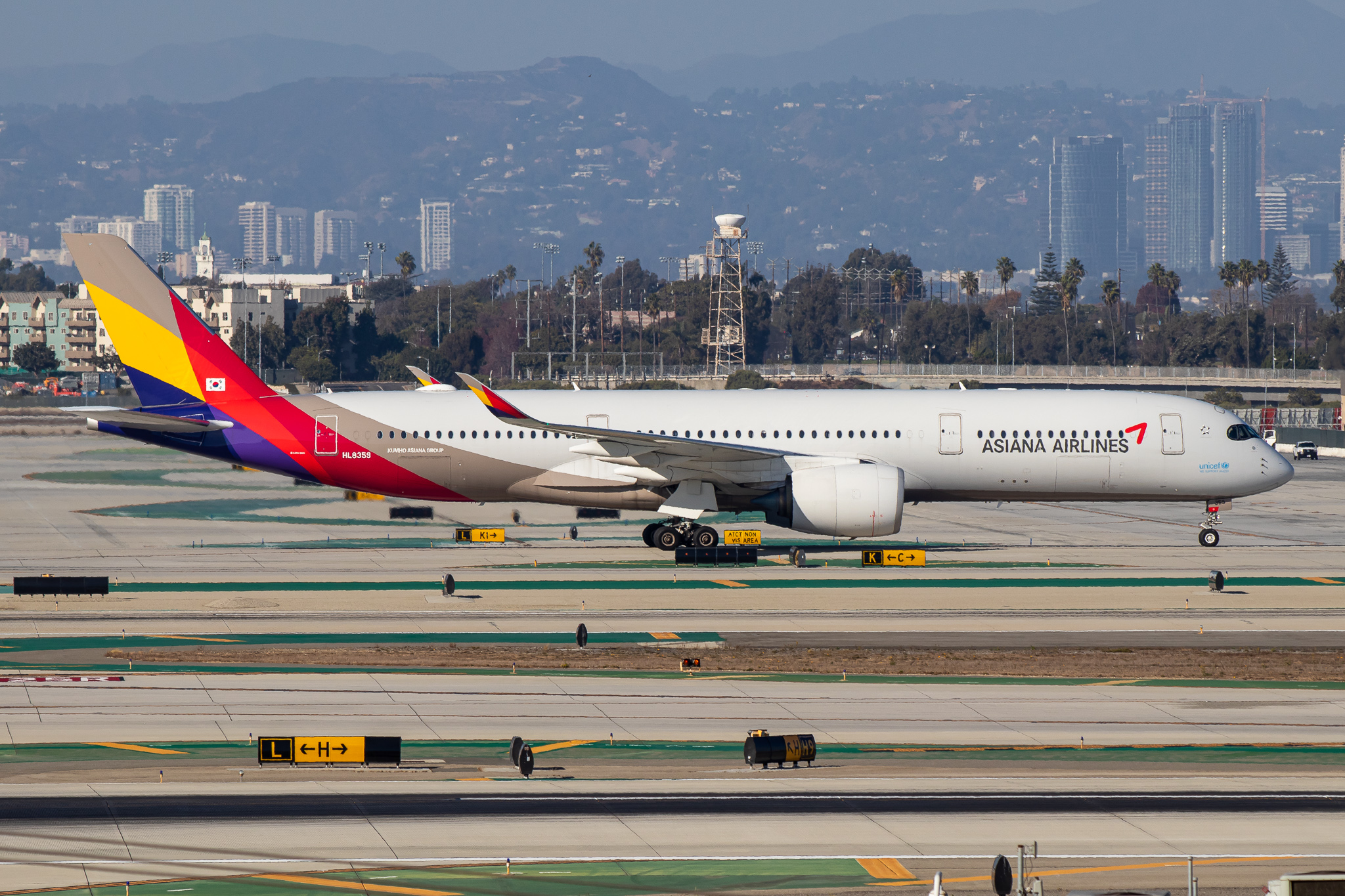 Full size: Asiana Airlines Airbus A350-900 HL8359 at Los Angeles International Airport