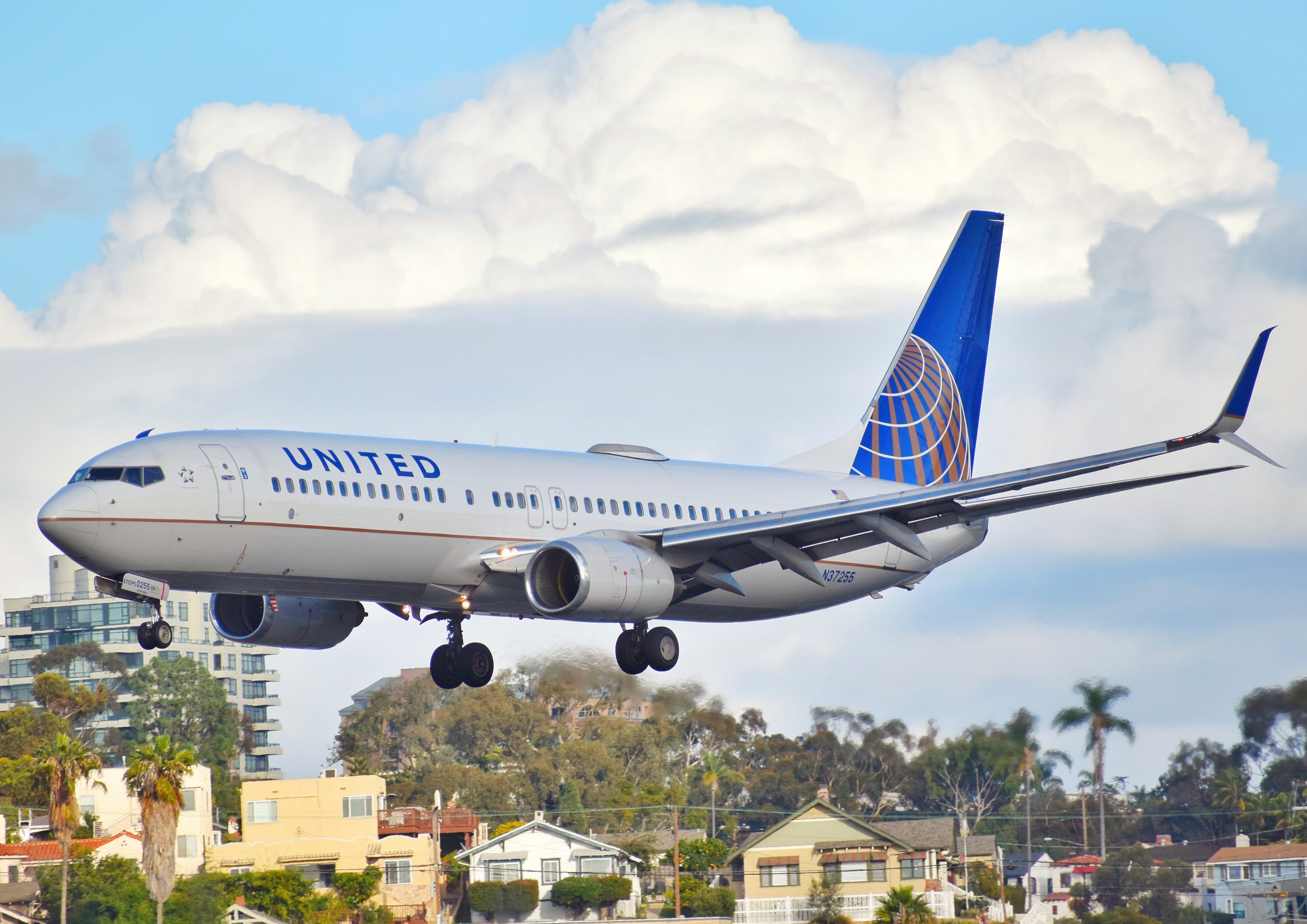 Full size: United Airlines Boeing 737-800 N37255 at San Diego International Airport