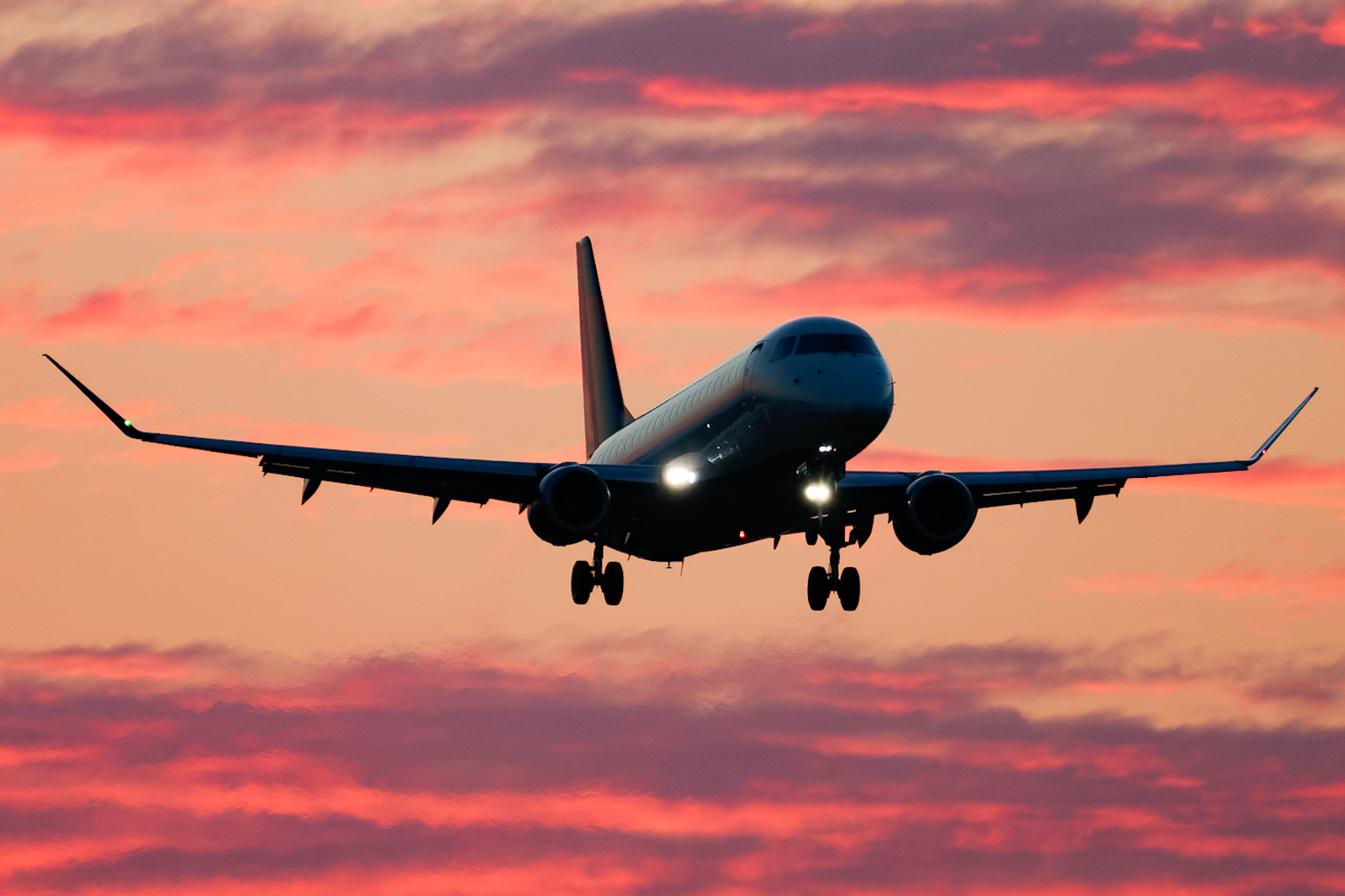Full size: Delta Connection Embraer E175 N253SY at General Mitchell International Airport