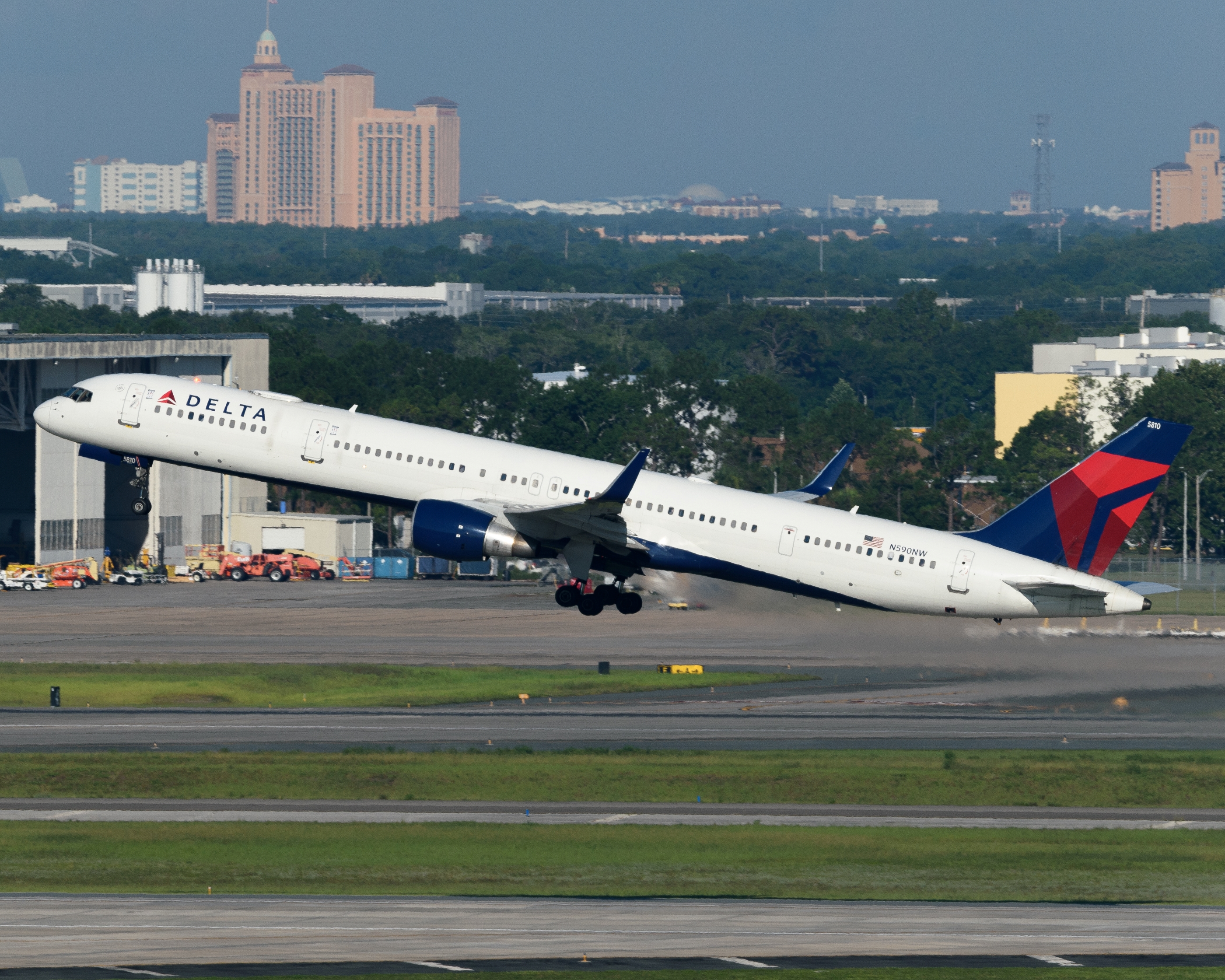 Full size: Delta Airlines Boeing 757-300 N590NW at Orlando International Airport
