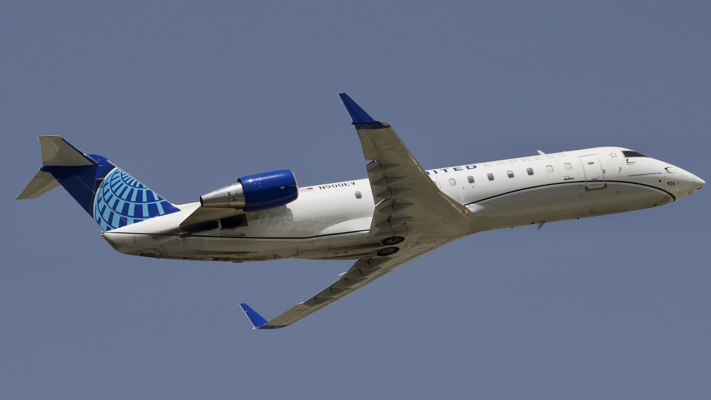 Full size: United Express Mitsubishi CRJ-200 N900EV at Houston-George Bush Intercontinental Airport