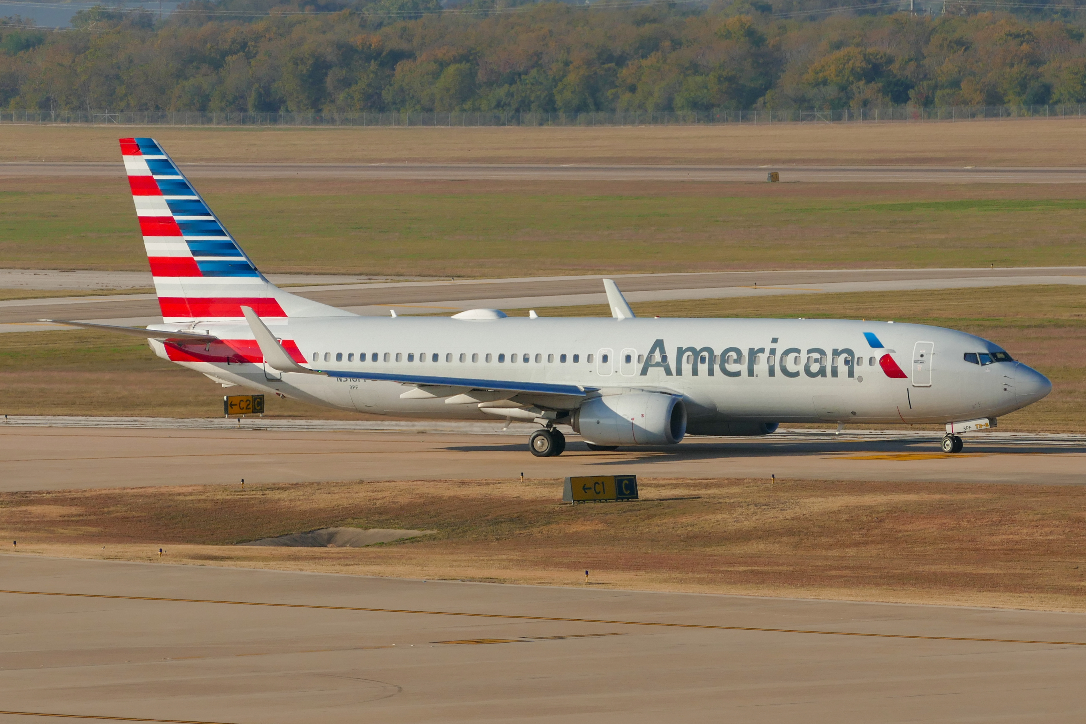Full size: American Airlines Boeing 737-800 N316PF at Austin-Bergstrom International Airport
