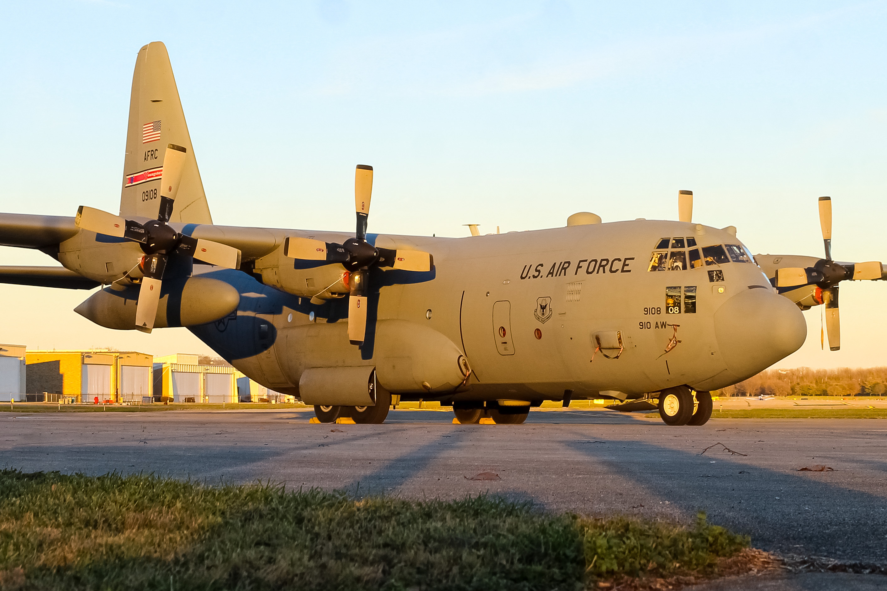 Full size: USAF - United States Air Force Lockheed C-130H Hercules 09108 at Cincinnati Municipal Airport/Lunken Field