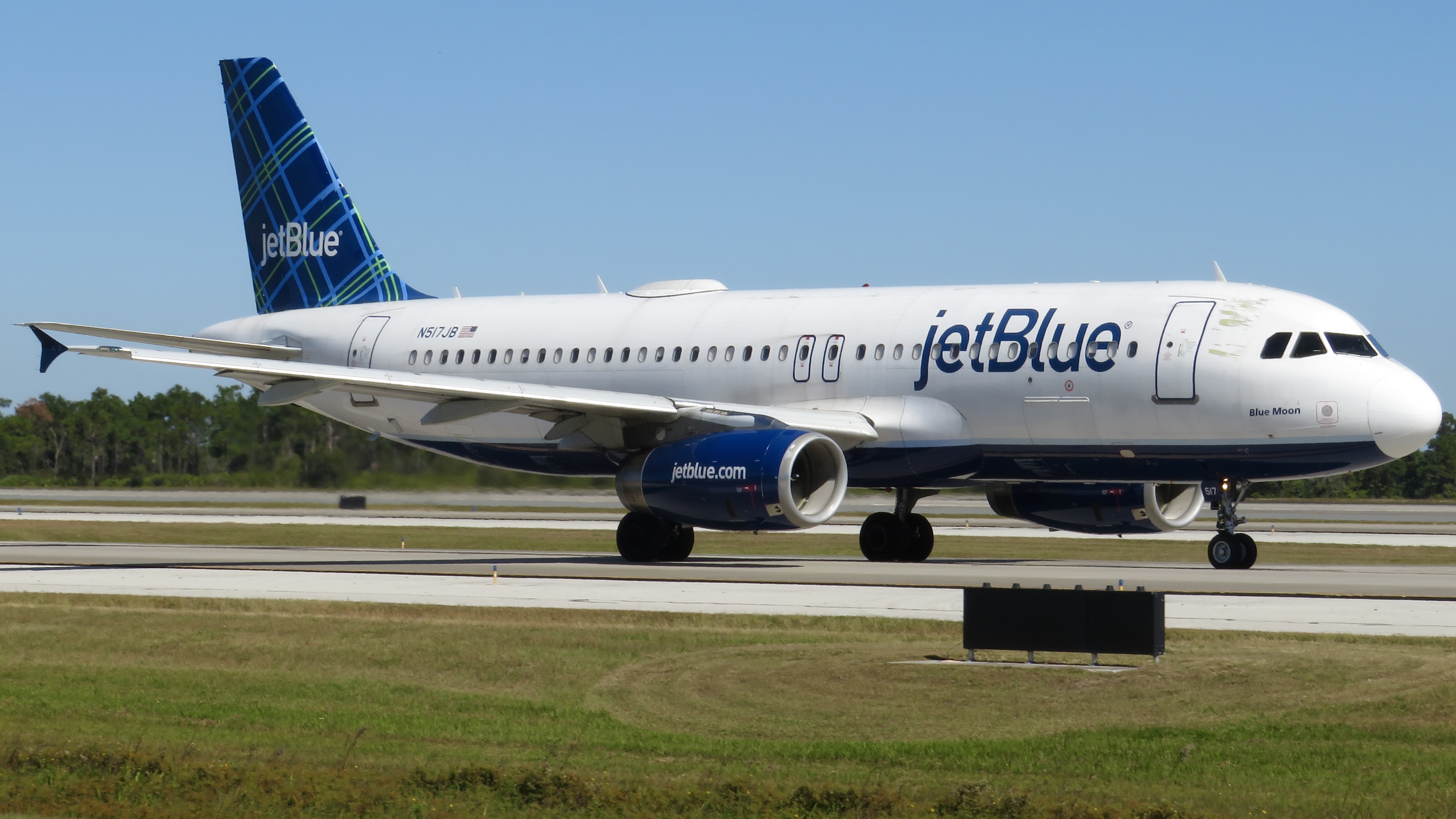 Full size: JetBlue Airways Airbus A320 N517JB at Orlando International Airport