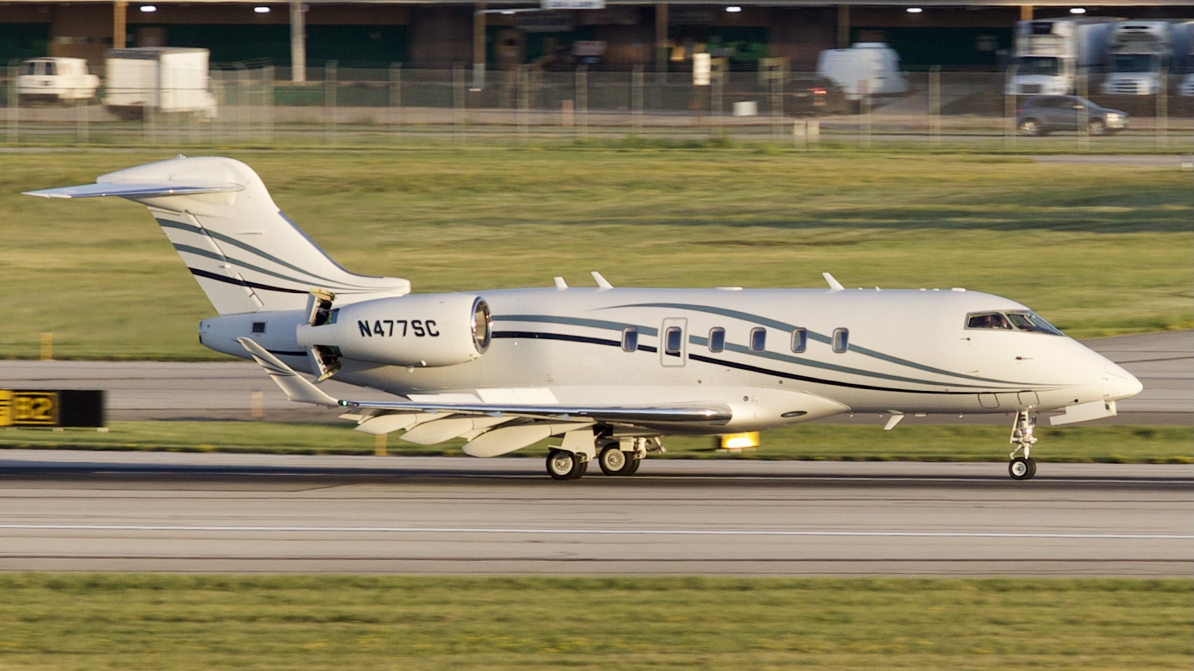 Full size: PRIVATE Bombardier Challenger 350 N477SC at John Glenn Columbus International Airport