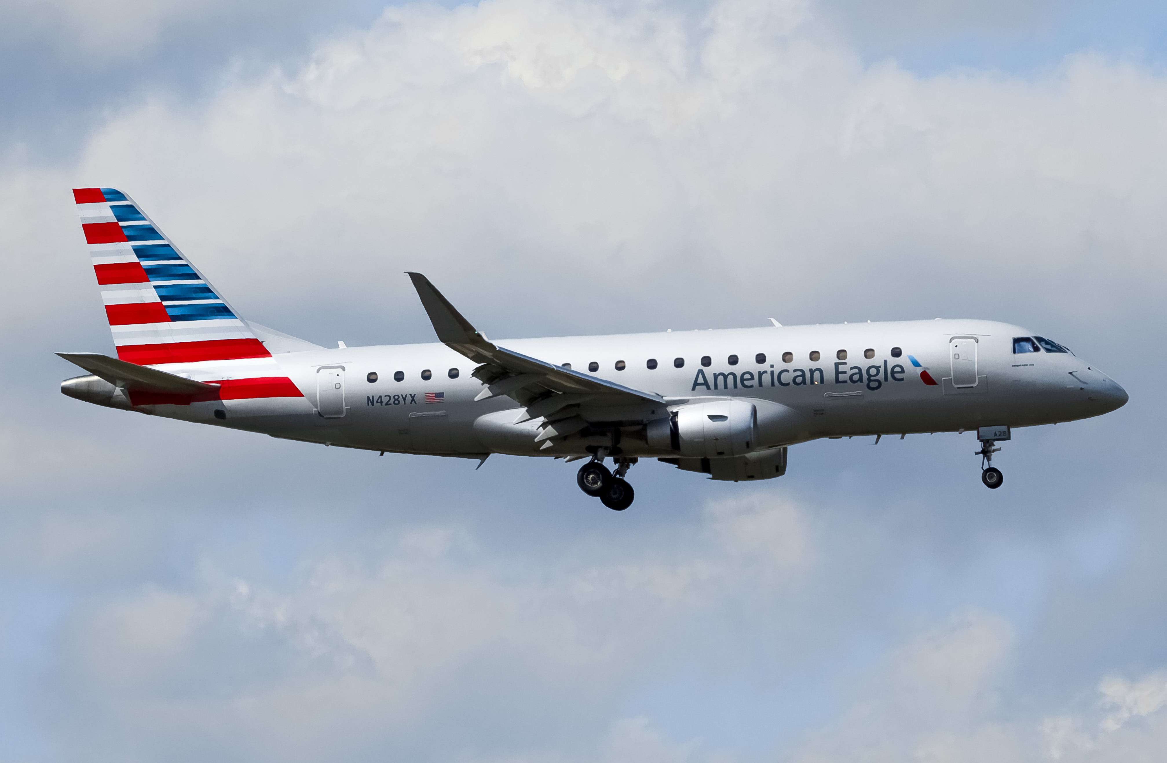 Full size: American Eagle Embraer E175 N428YX at Newark Liberty International Airport