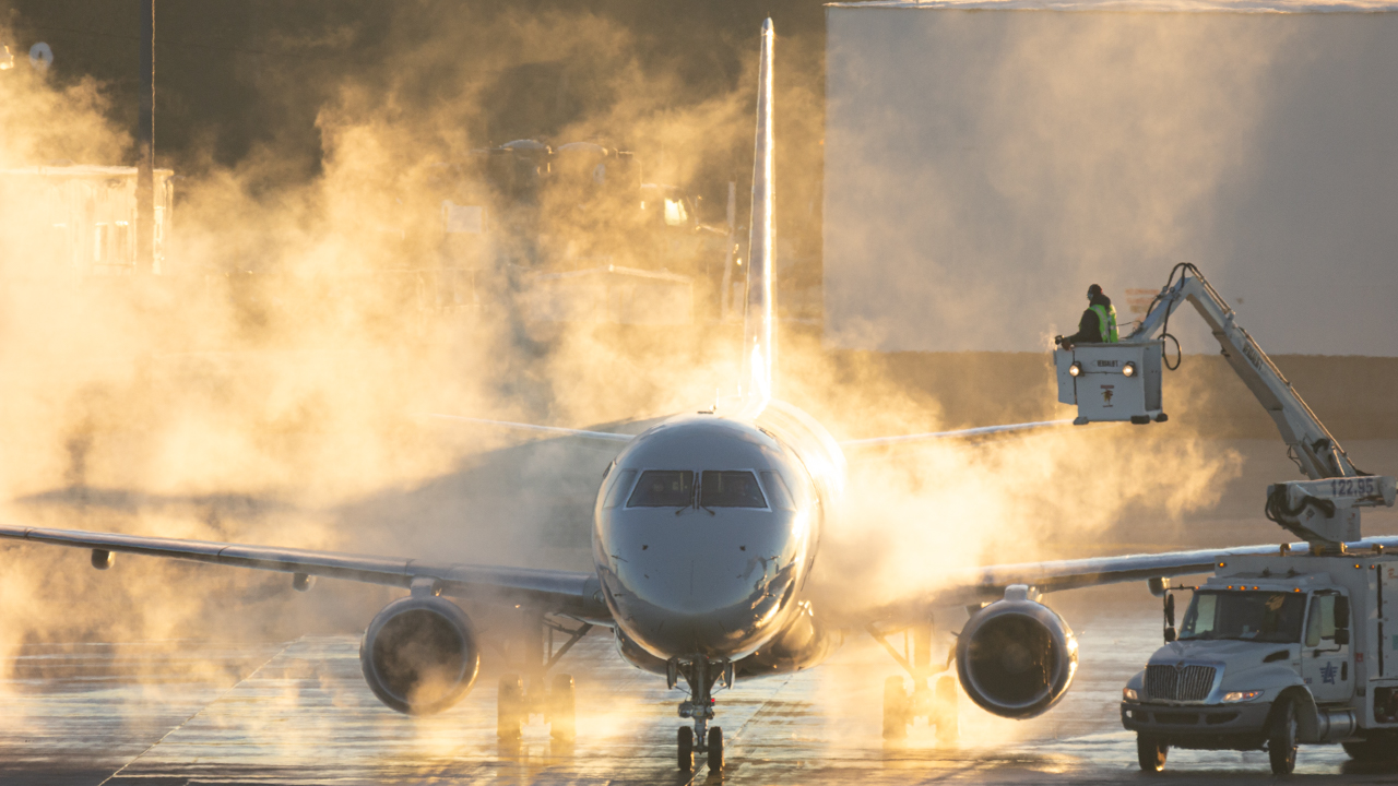 Full size: American Airlines Embraer E175 N114HQ at John Glenn Columbus International Airport
