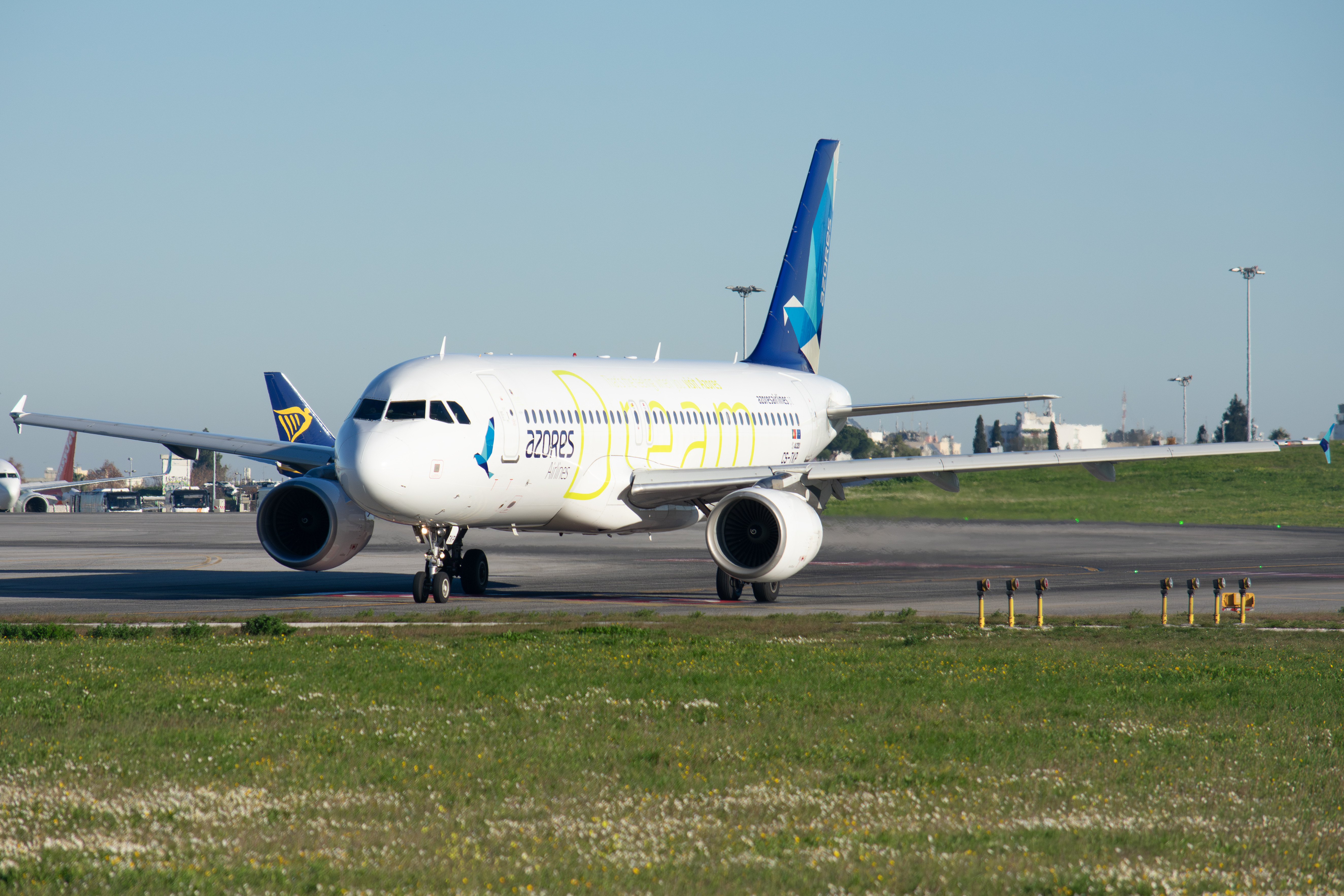 Full size: Azores Airlines Airbus A320 CS-TKP at Lisbon Humberto Delgado Airport