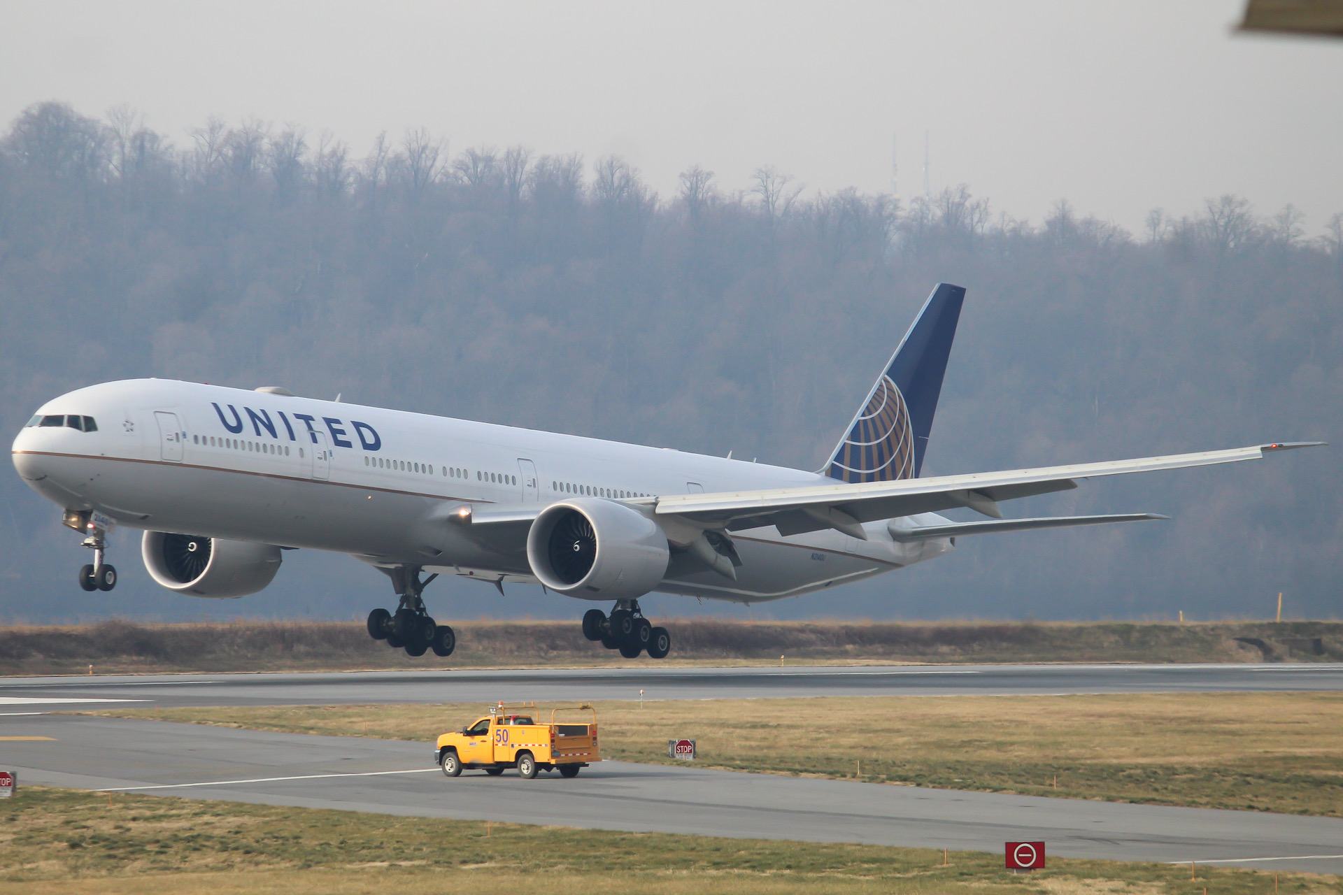 Full size: United Airlines Boeing 777-300ER N2140U at Harrisburg International Airport