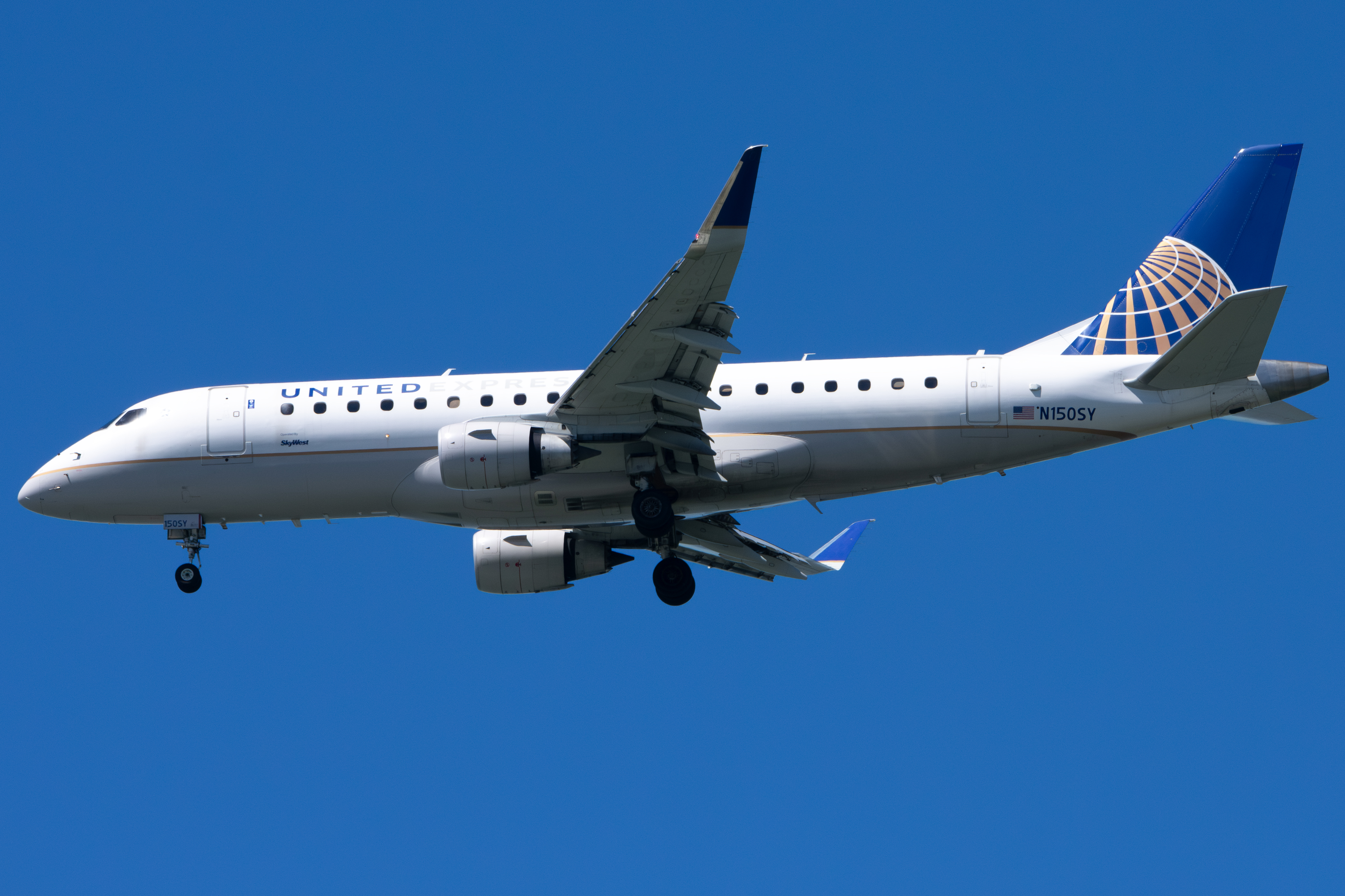 Full size: United Express Embraer E175 N150SY at San Francisco International Airport