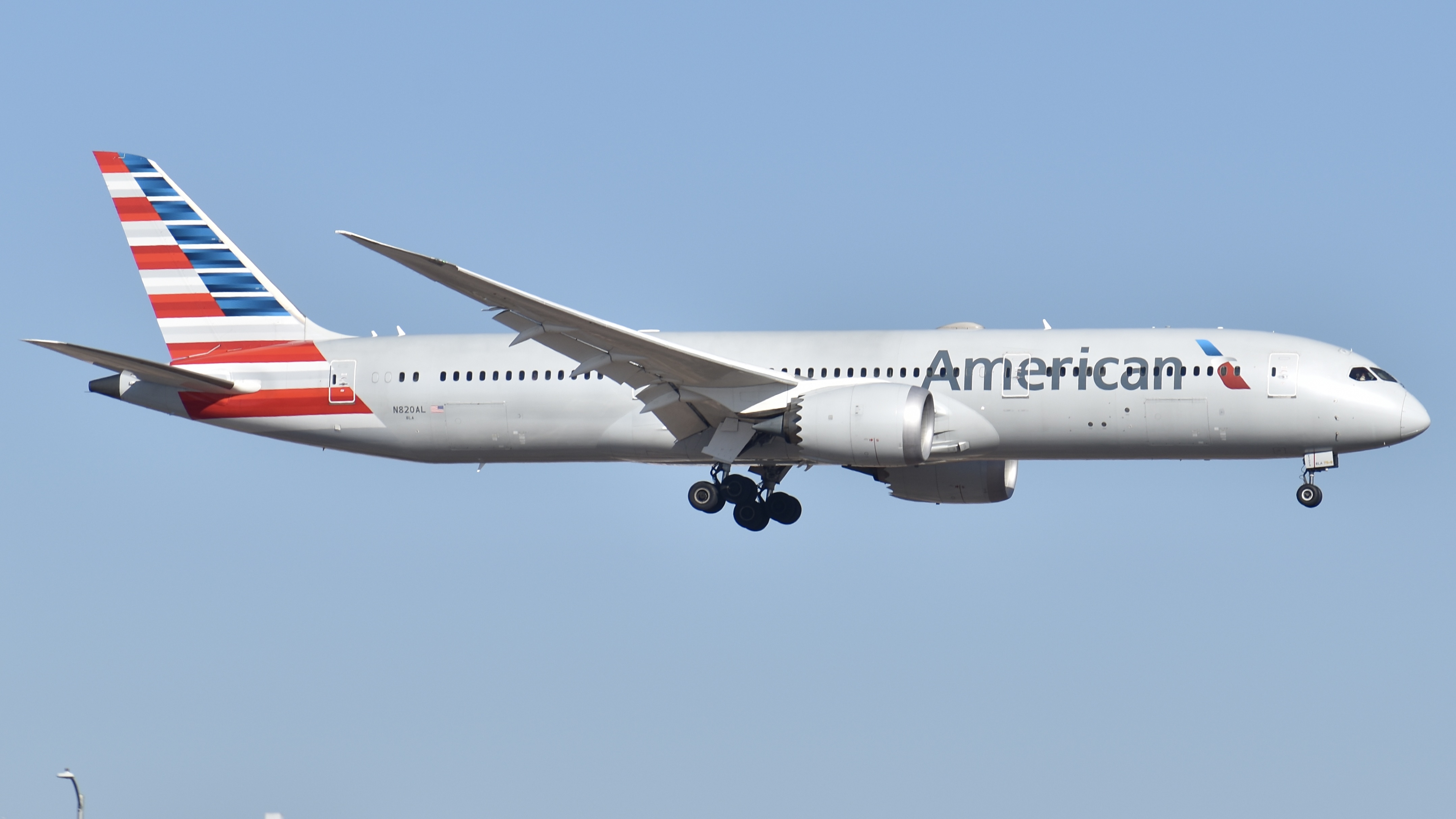 Full size: American Airlines Boeing 787-9 N820AL at Phoenix Sky Harbor International Airport