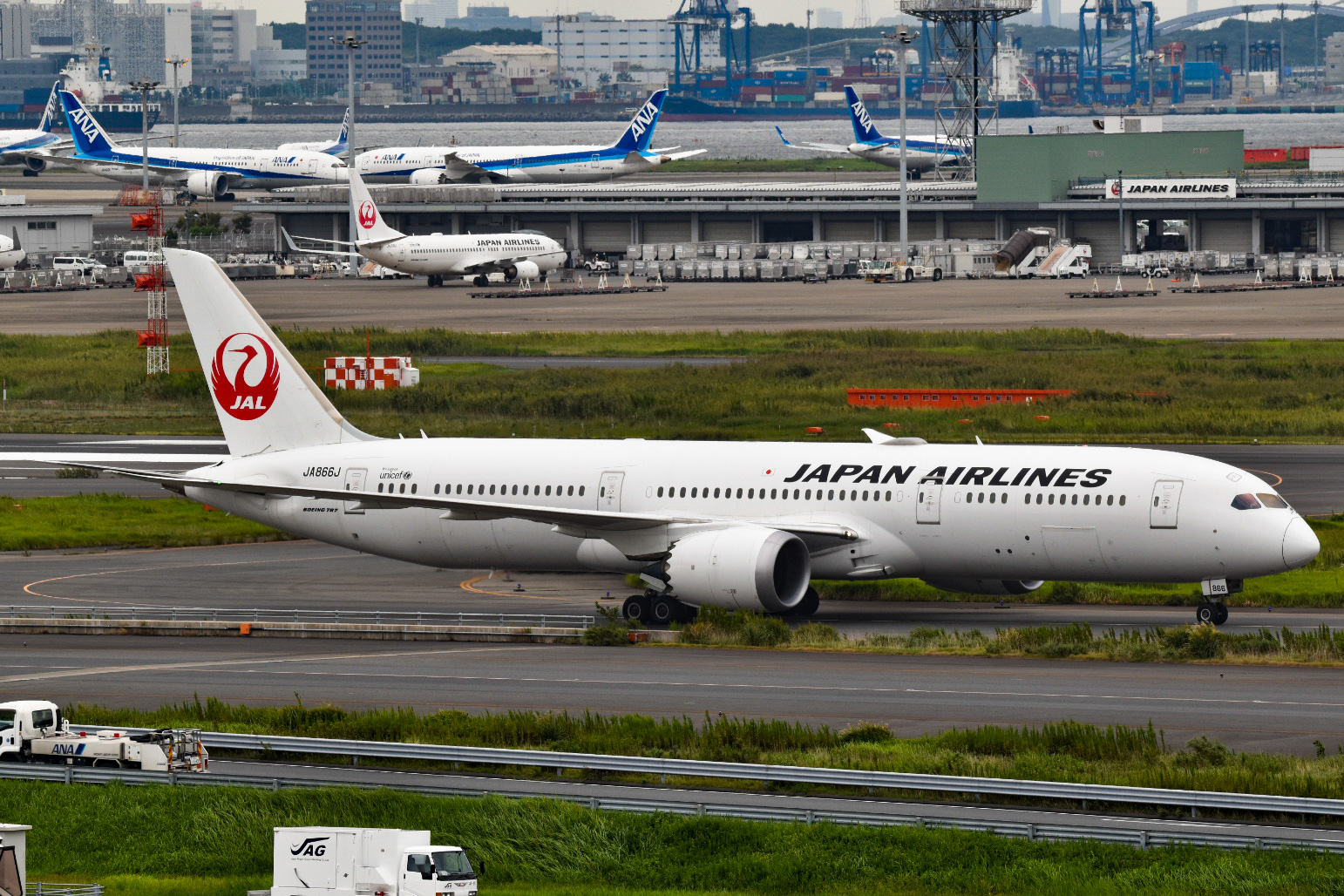 Full size: Japan Airlines Boeing 787-9 JA866J at Tokyo-Haneda Airport