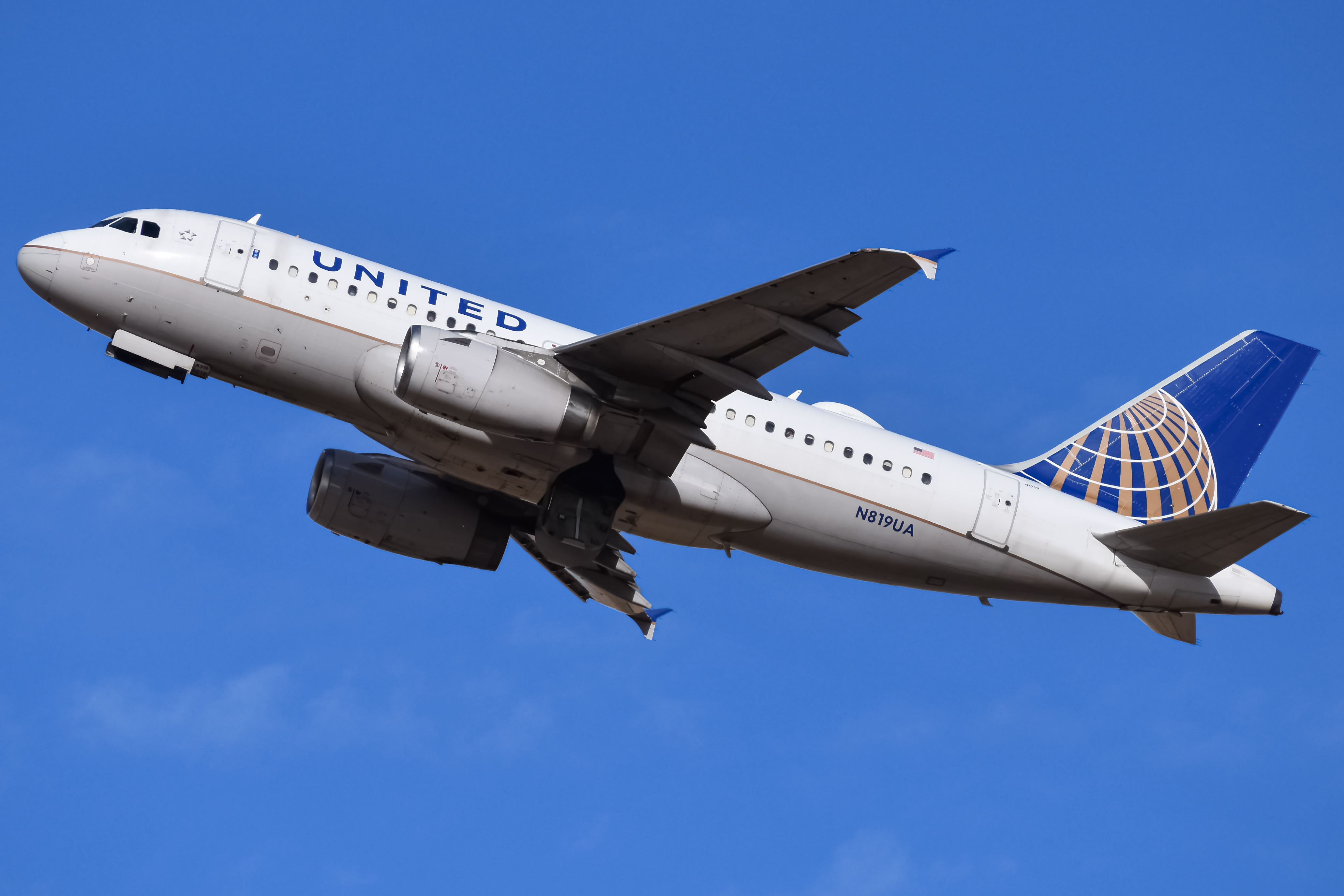 Full size: United Airlines Airbus A319 N819UA at Denver International Airport