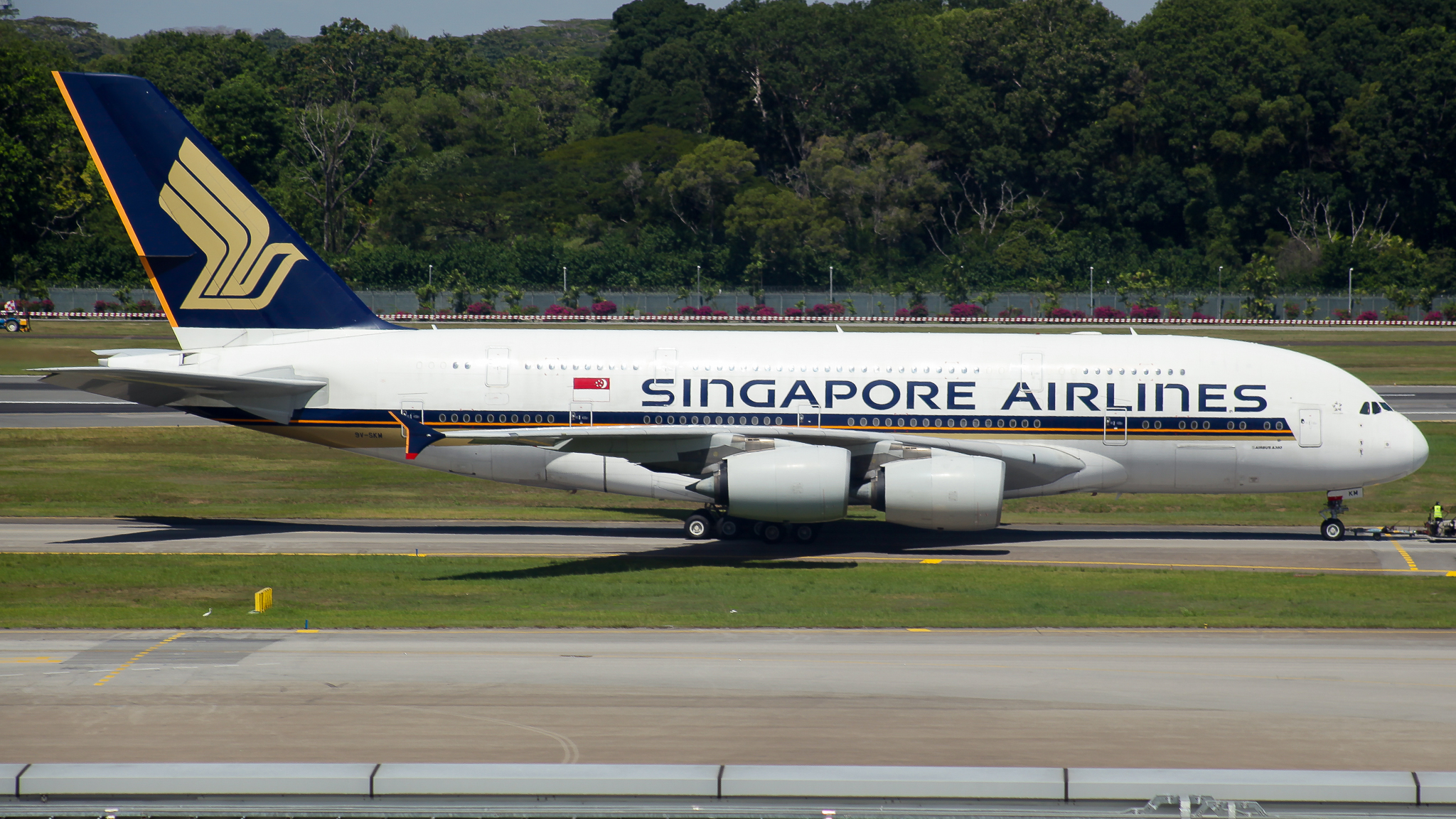Full size: Singapore Airlines Airbus A380-800 9V-SKM at Singapore-Changi Airport