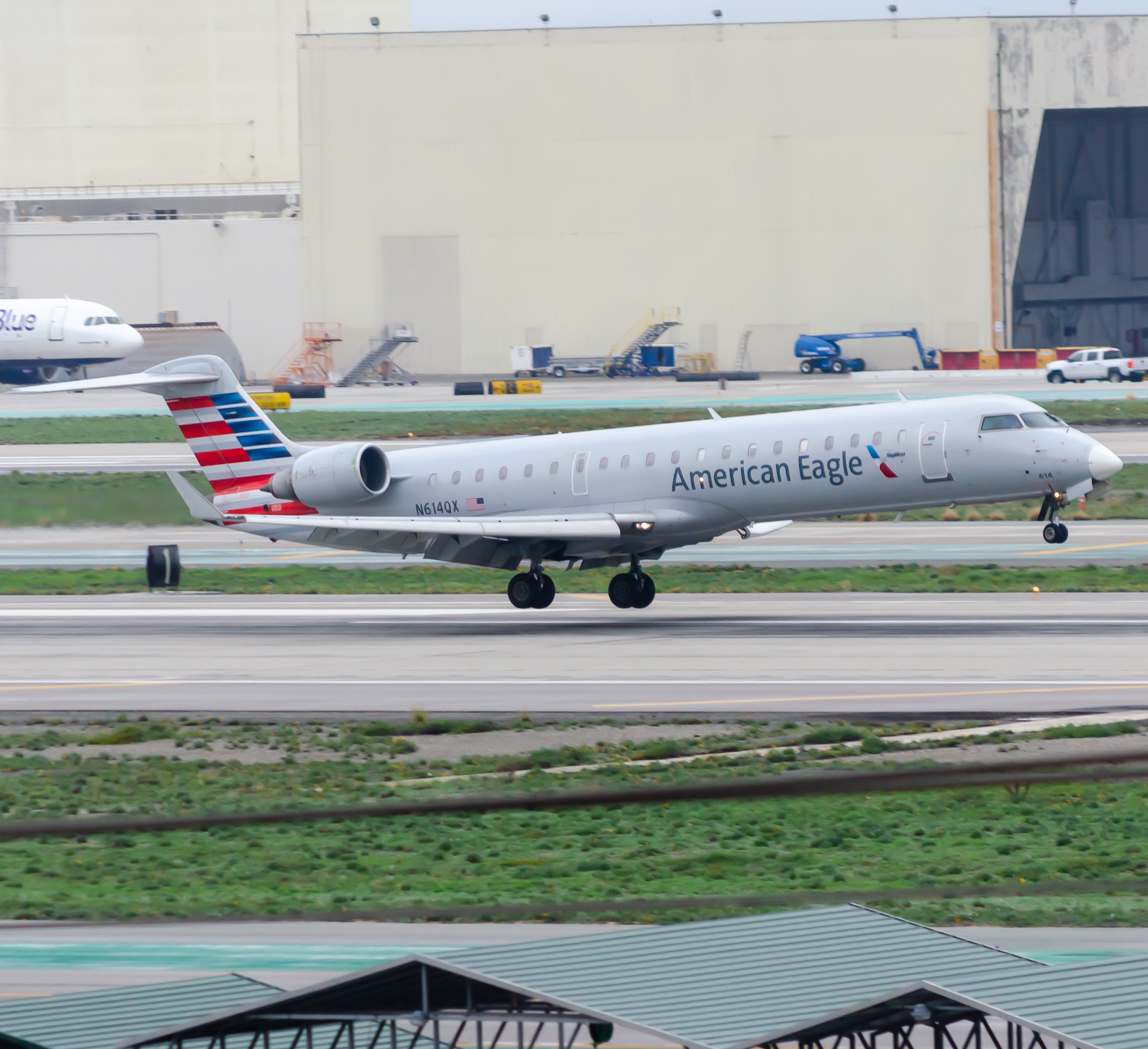 Full size: American Eagle Mitsubishi CRJ-700 N614QX at Los Angeles International Airport