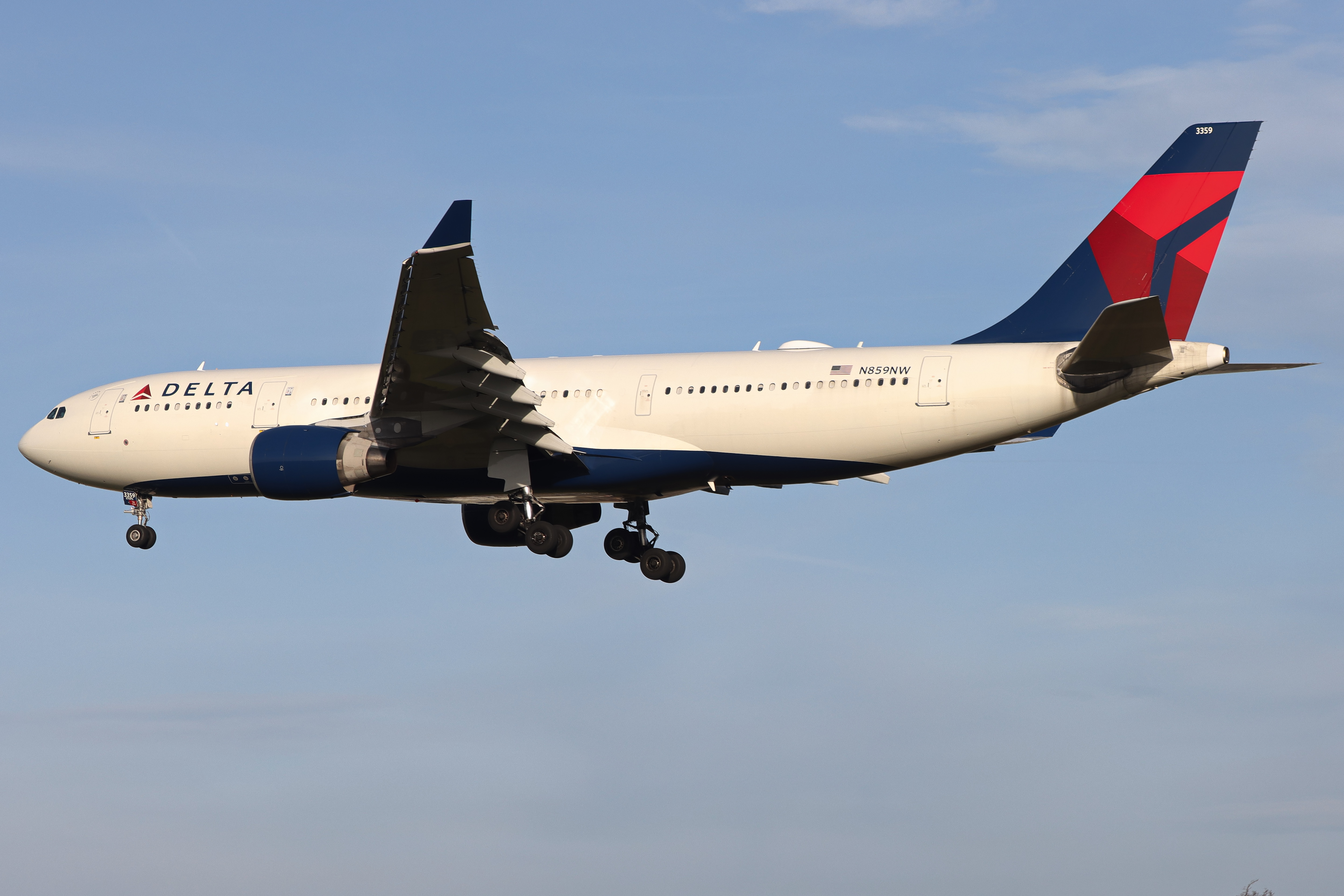 Full size: Delta Airlines Airbus A330-200 N859NW at London Heathrow International Airport