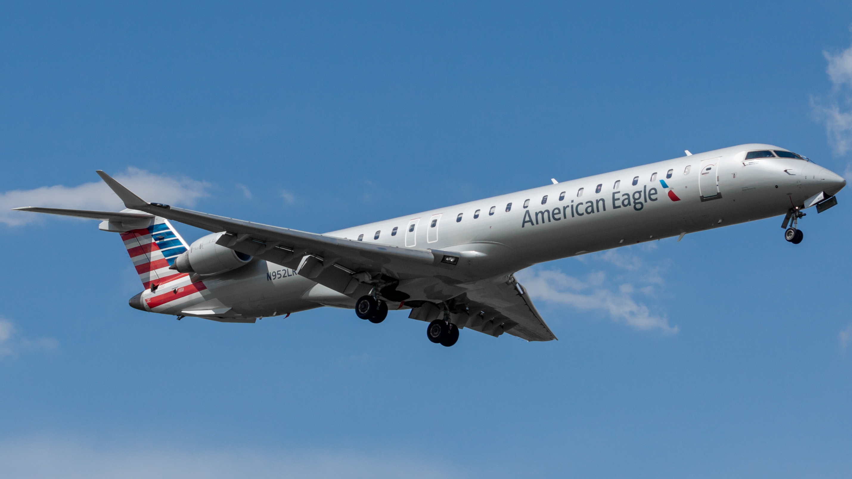 Full size: American Eagle Mitsubishi CRJ-900 N952LR at William P Hobby Airport