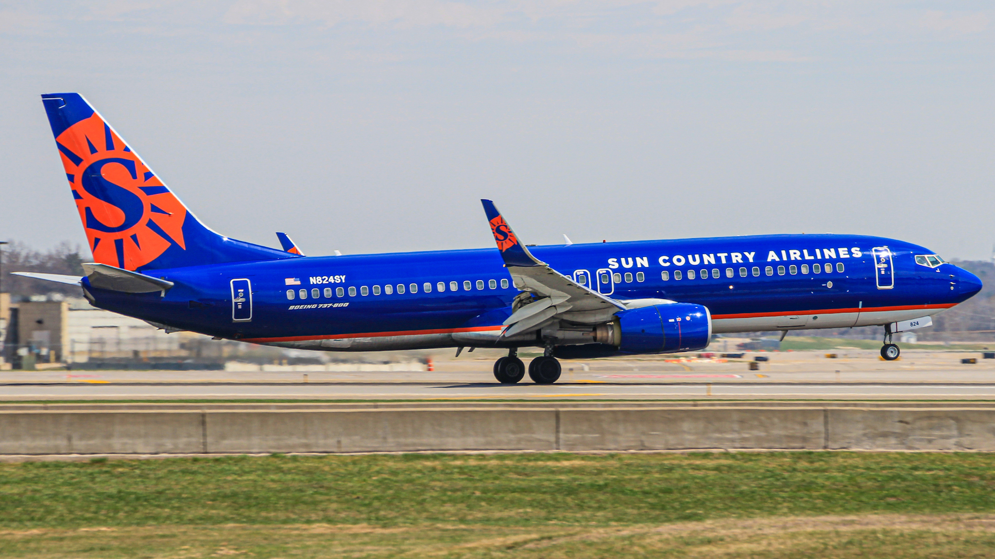 Full size: Sun Country Airlines Boeing 737-800 N824SY at Minneapolis-St Paul International/Wold-Chamberlain Airport