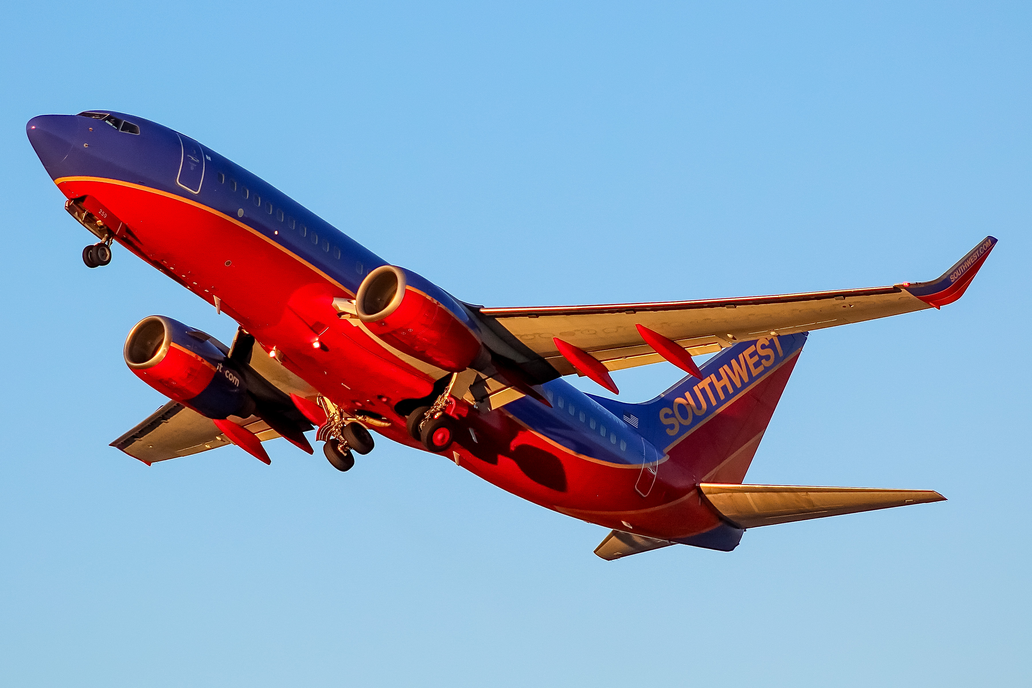 Full size: Southwest Airlines Boeing 737-700 N259WN at General Mitchell International Airport