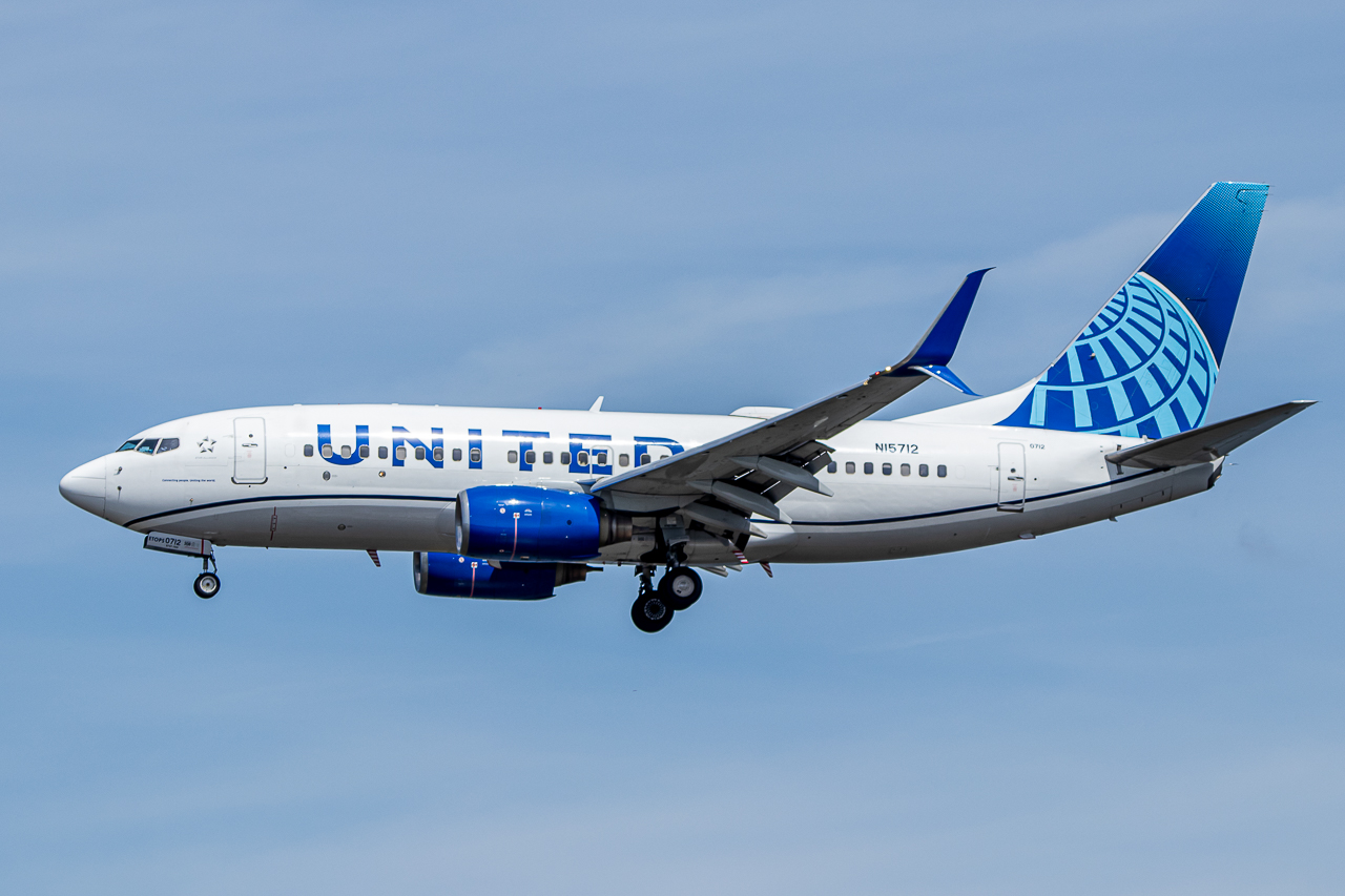 Full size: United Airlines Boeing 737-700 N15712 at Ronald Reagan National Airport