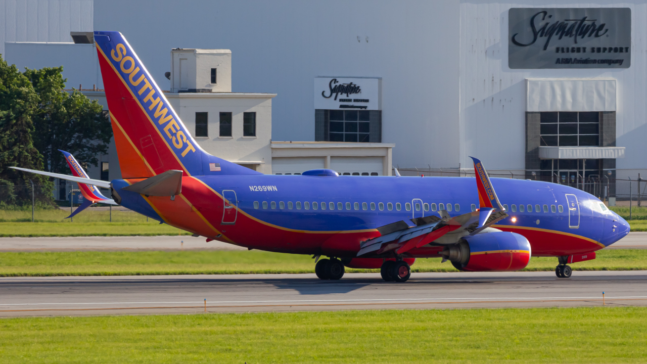 Full size: Southwest Airlines Boeing 737-700 N269WN at John Glenn Columbus International Airport