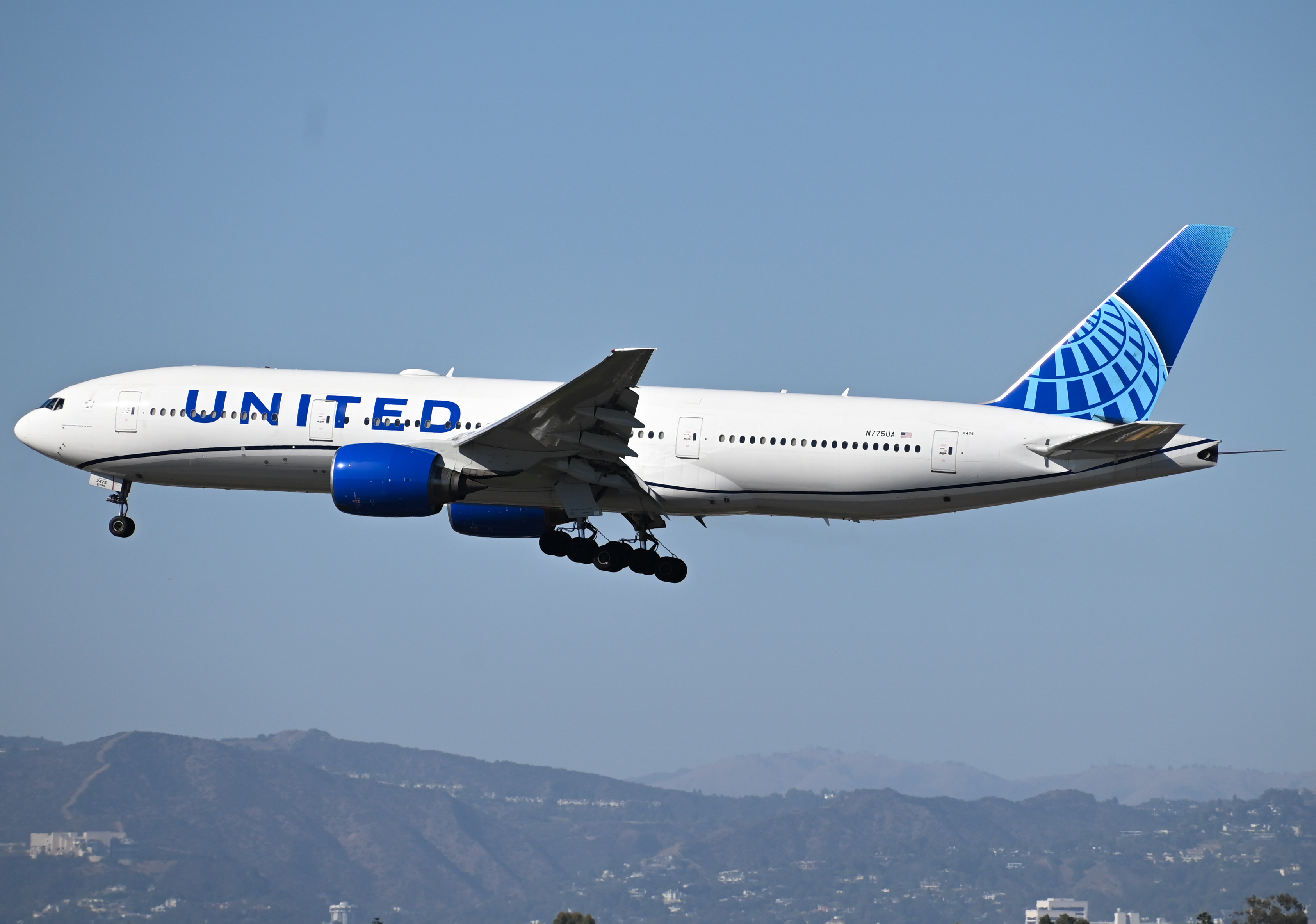 Full size: United Airlines Boeing 777-200ER N775UA at Los Angeles International Airport