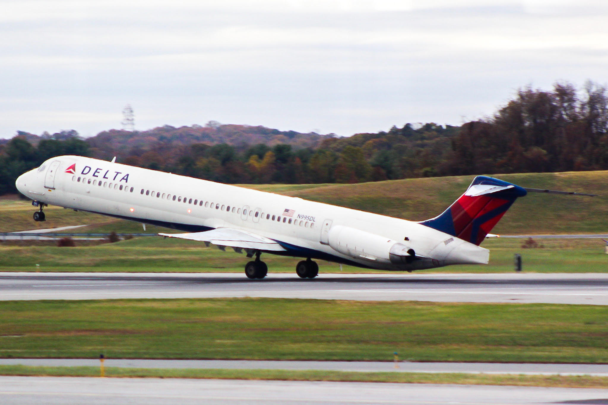 Full size: Delta Airlines McDonnell Douglas MD88 N995DL at Baltimore/Washington International Thurgood Marshall Airport