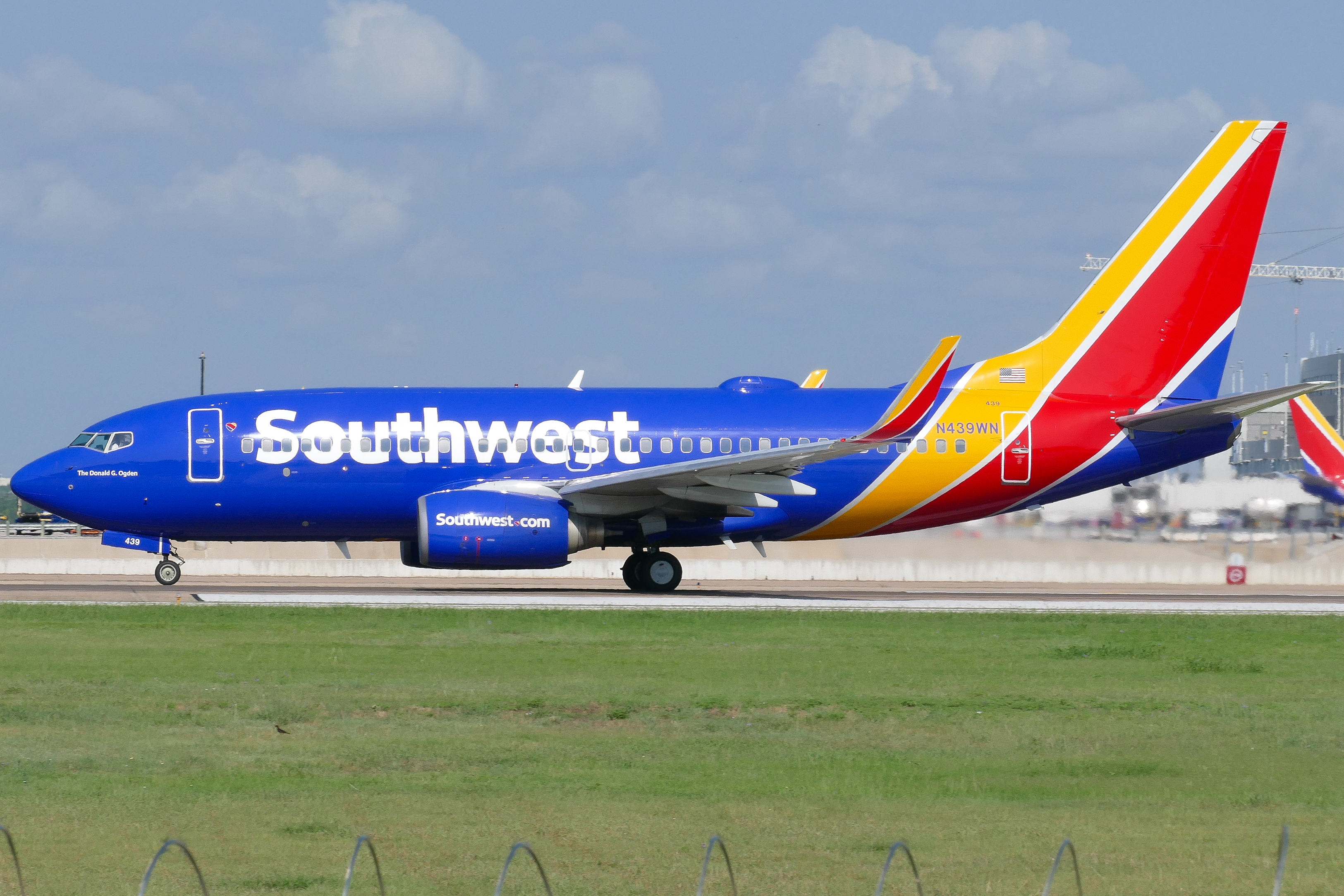 Full size: Southwest Airlines Boeing 737-700 N439WN at Austin-Bergstrom International Airport