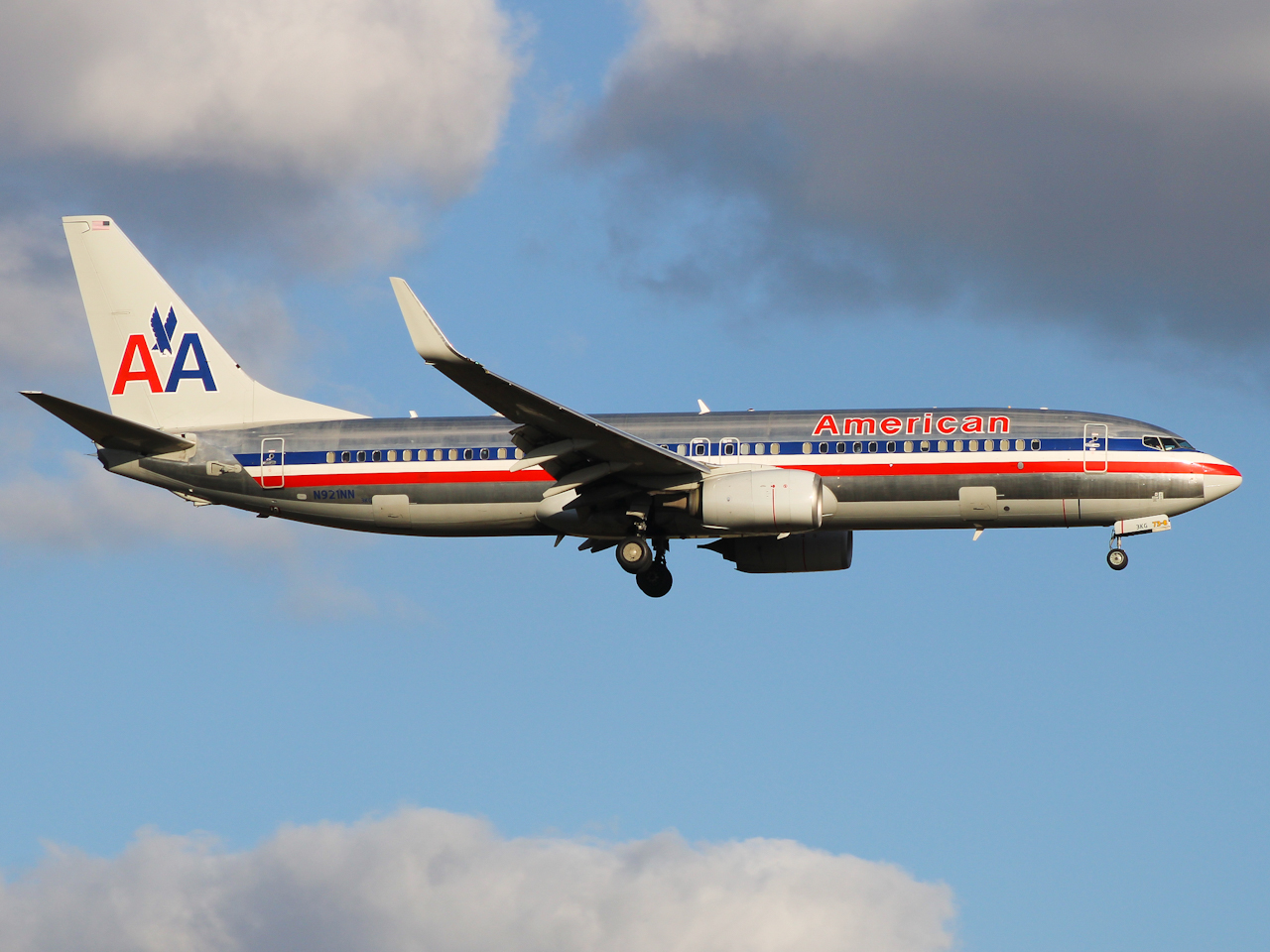 Full size: American Airlines Boeing 737-800 N921NN at Austin-Bergstrom International Airport