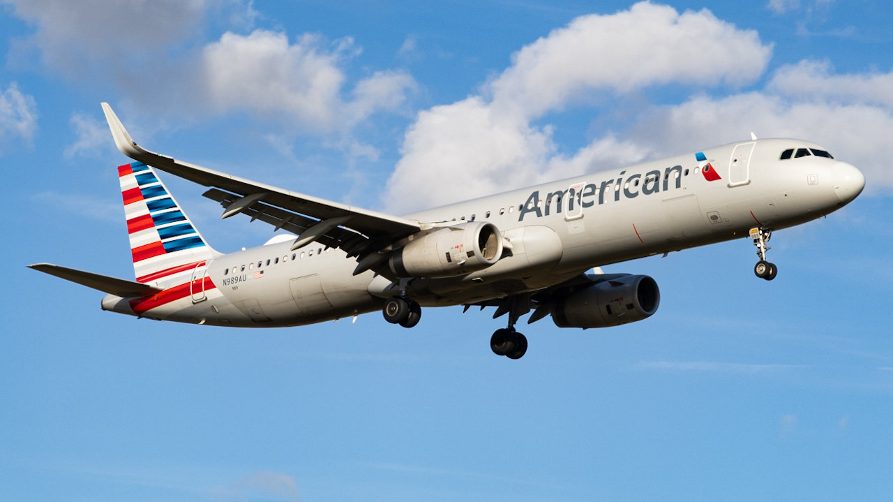 Full size: American Airlines Airbus A321-200 N989AU at Tampa International Airport