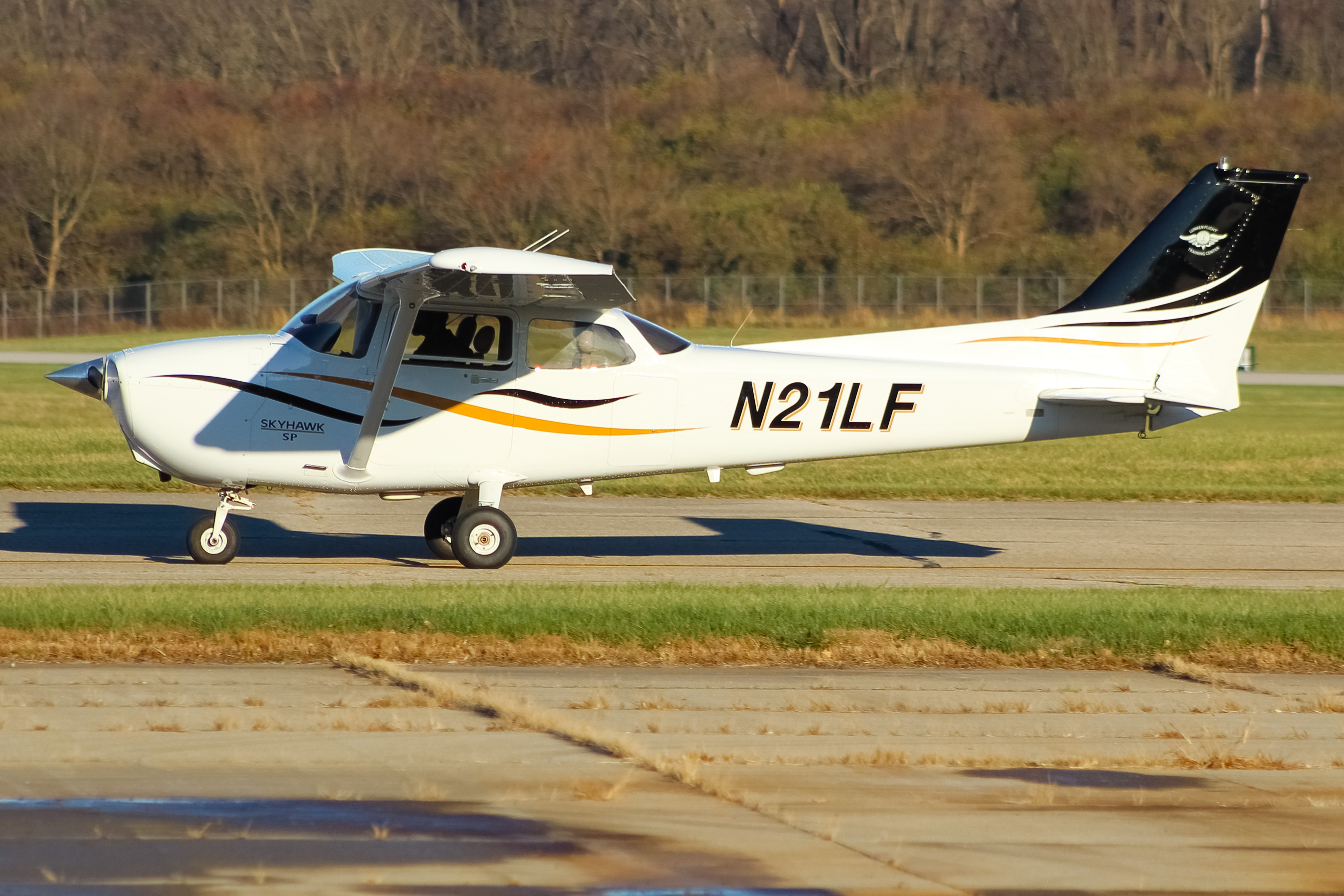 Full size: Lunken Flight Training Center Cessna 172 N21LF at Cincinnati Municipal Airport/Lunken Field