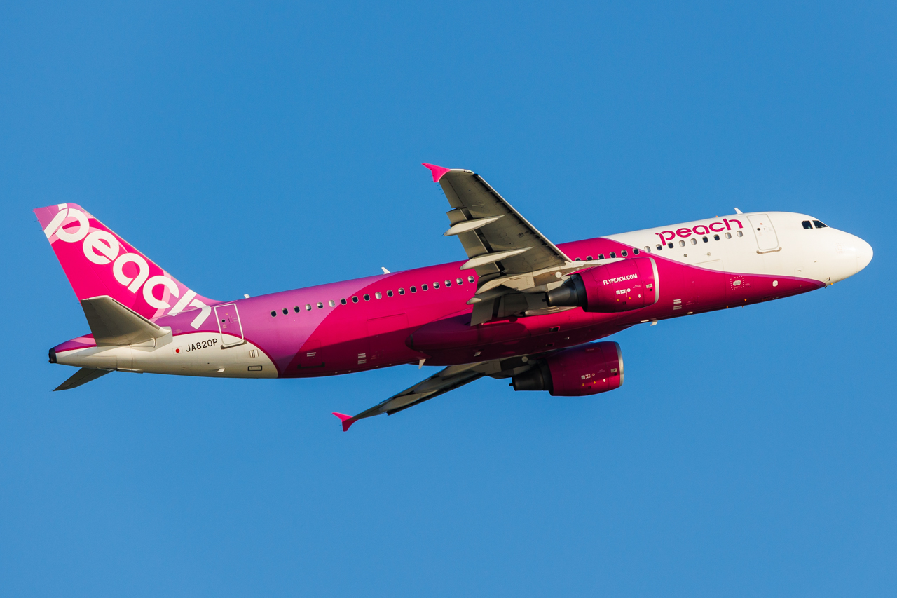 Full size: Peach Airbus A320 JA820P at Hong Kong International Airport