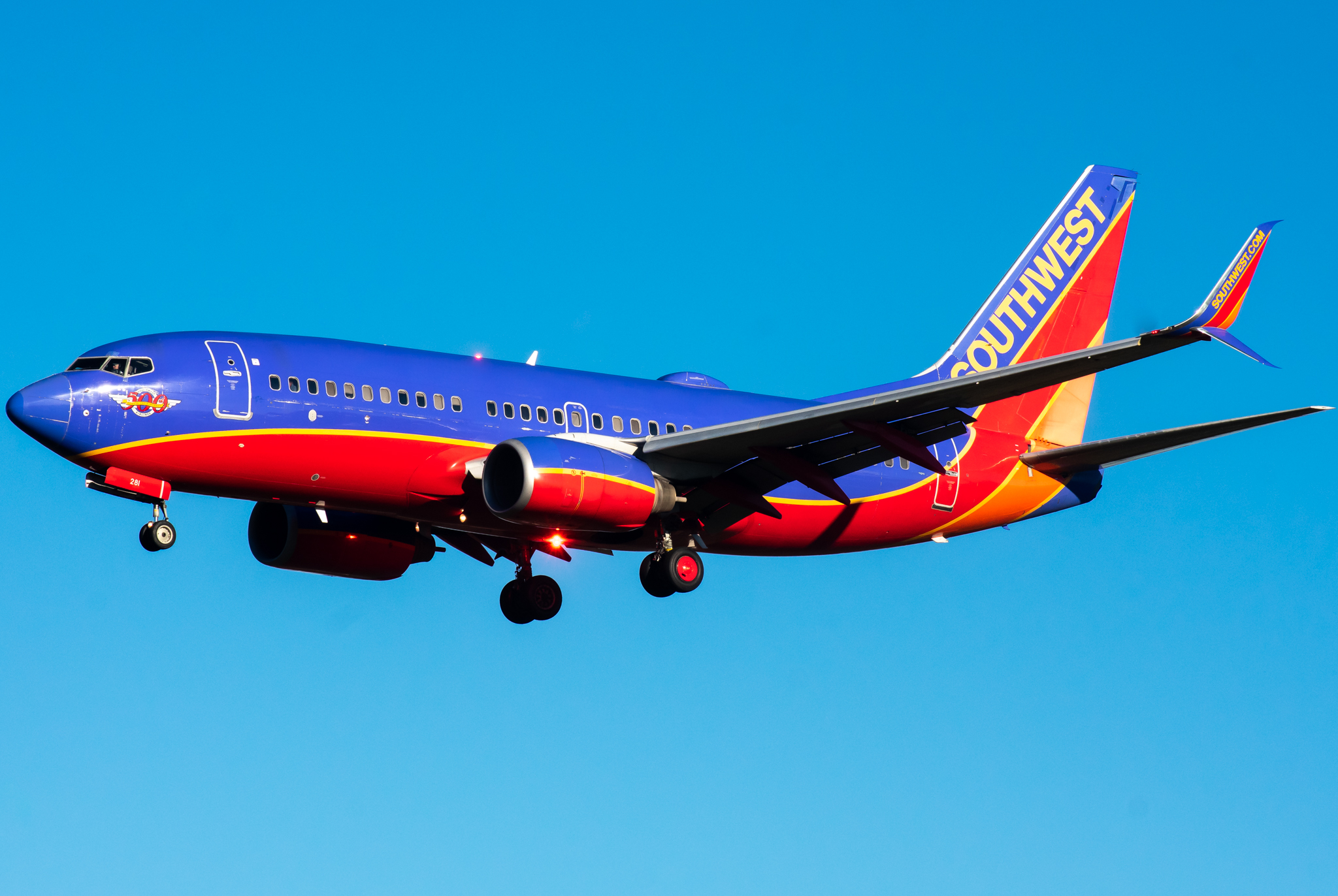 Full size: Southwest Airlines Boeing 737-700 N281WN at Baltimore/Washington International Thurgood Marshall Airport