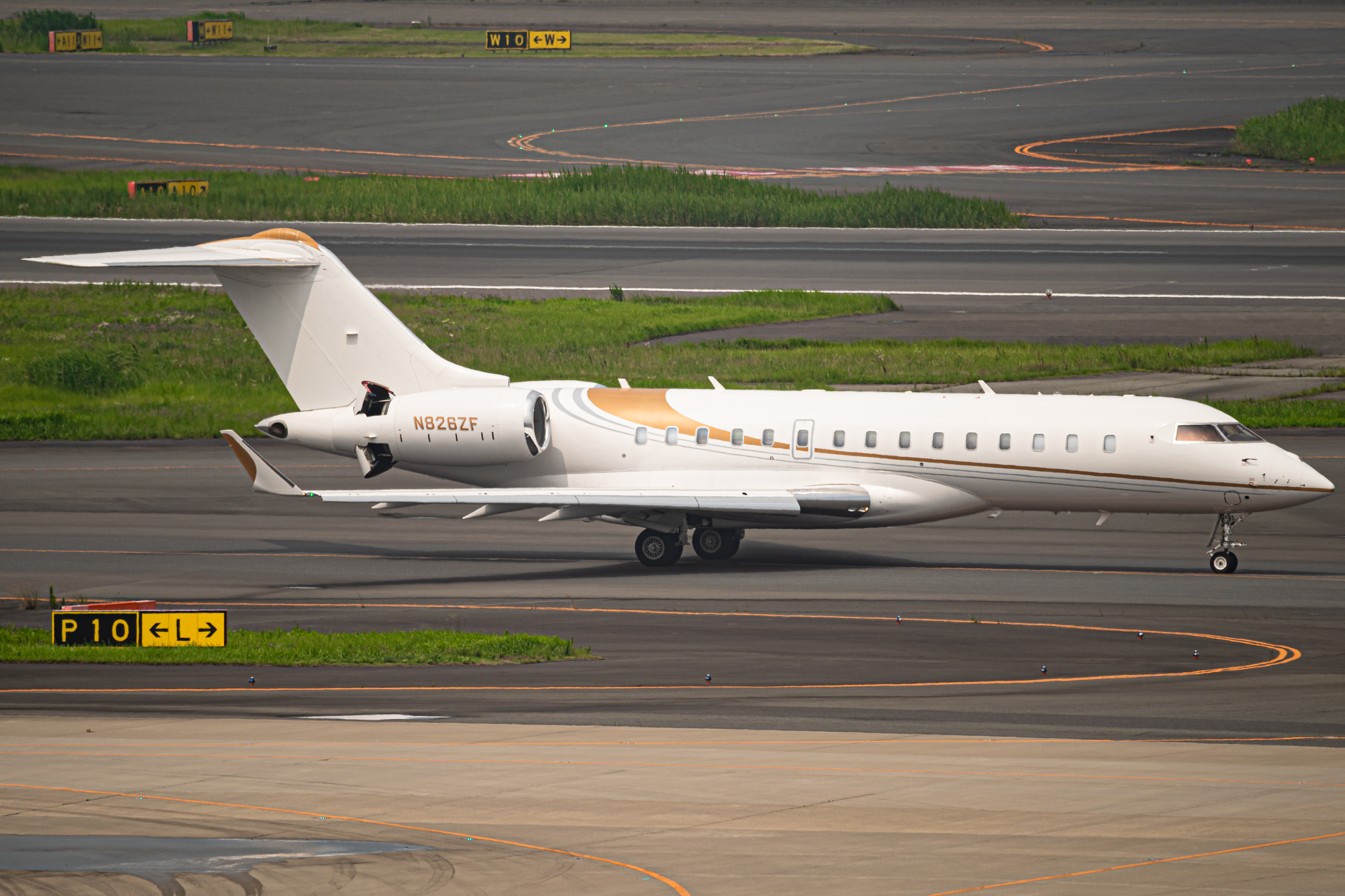 Full size: Phenix Jet Bombardier Global 6000 N826ZF at Tokyo-Haneda Airport