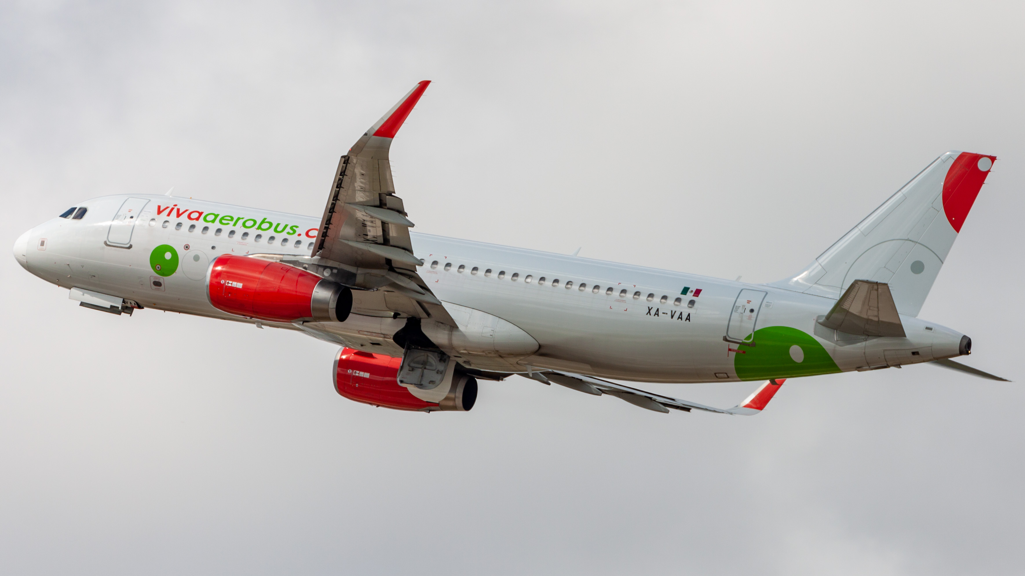 Full size: VivaAerobus Airbus A320 XA-VAA at Houston-George Bush Intercontinental Airport