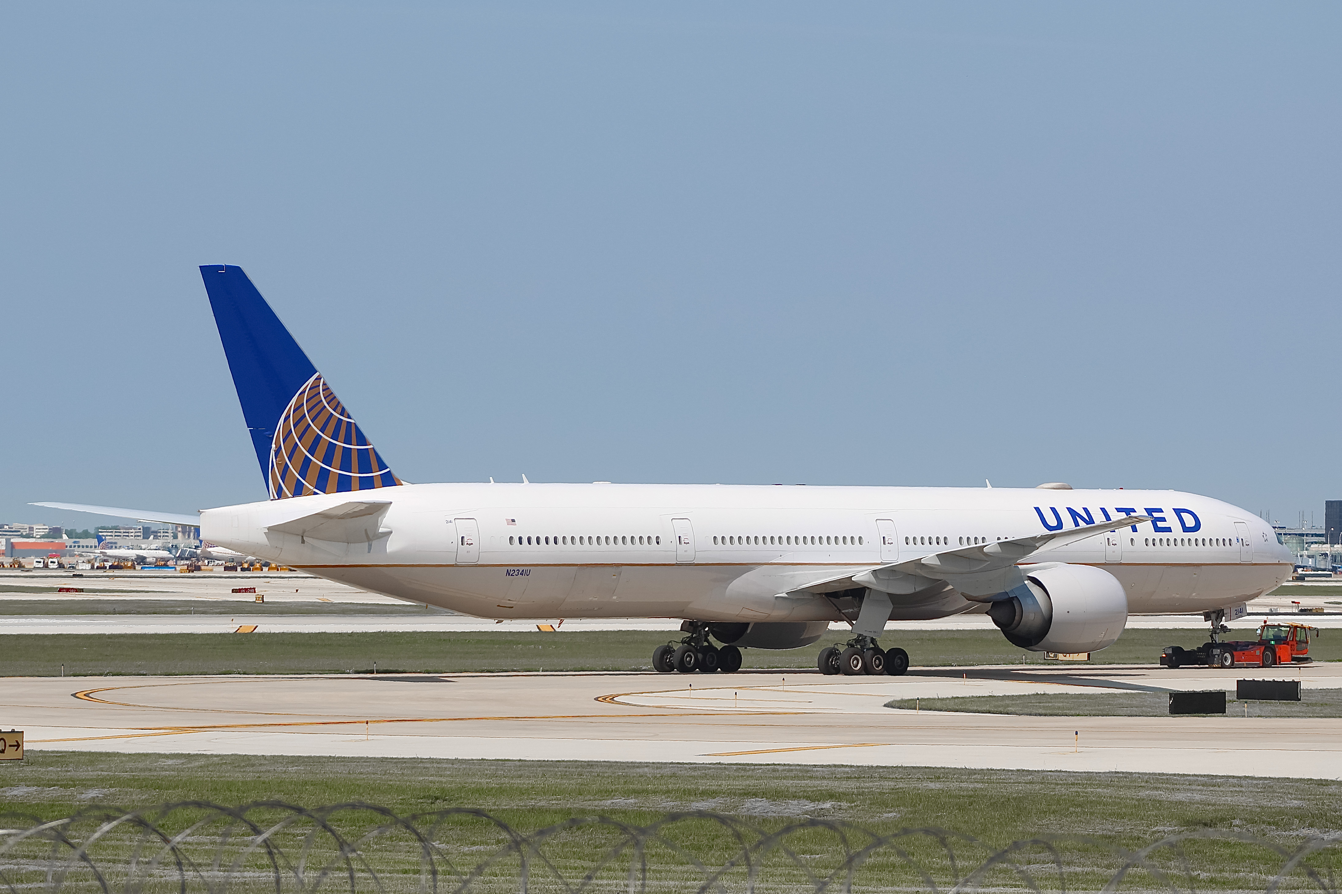Full size: United Airlines Boeing 777-300ER N2341U at Chicago O'Hare International Airport