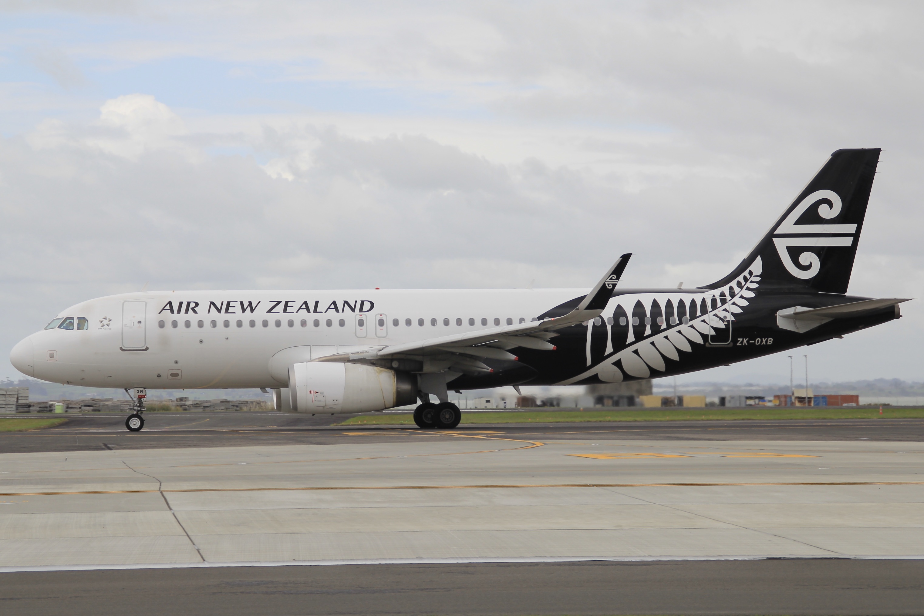 Full size: Air New Zealand Airbus A320 ZK-OXB at Auckland International Airport