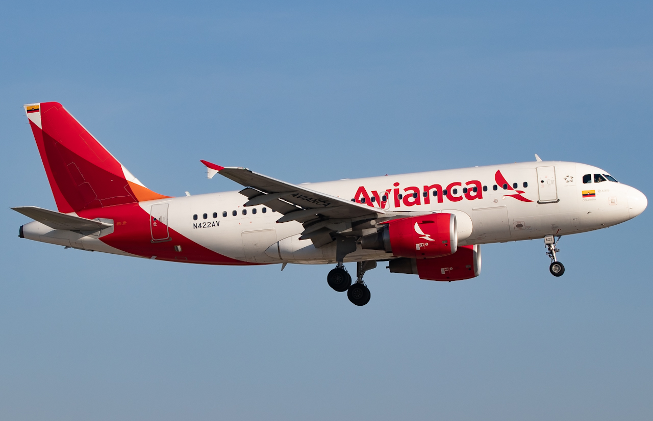 Full size: Avianca Airbus A319 N422AV at Miami International Airport