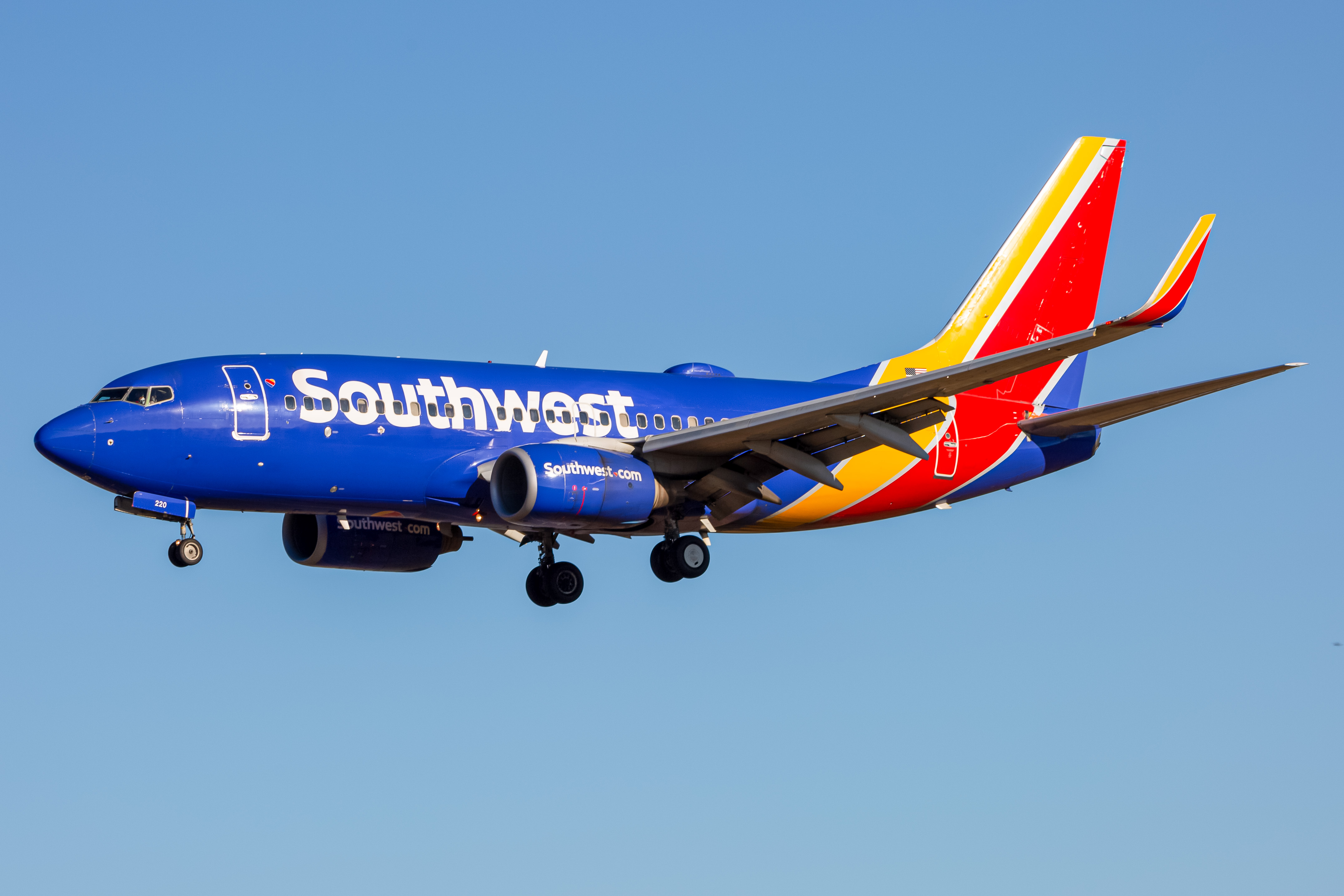 Full size: Southwest Airlines Boeing 737-700 N220WN at Baltimore/Washington International Thurgood Marshall Airport