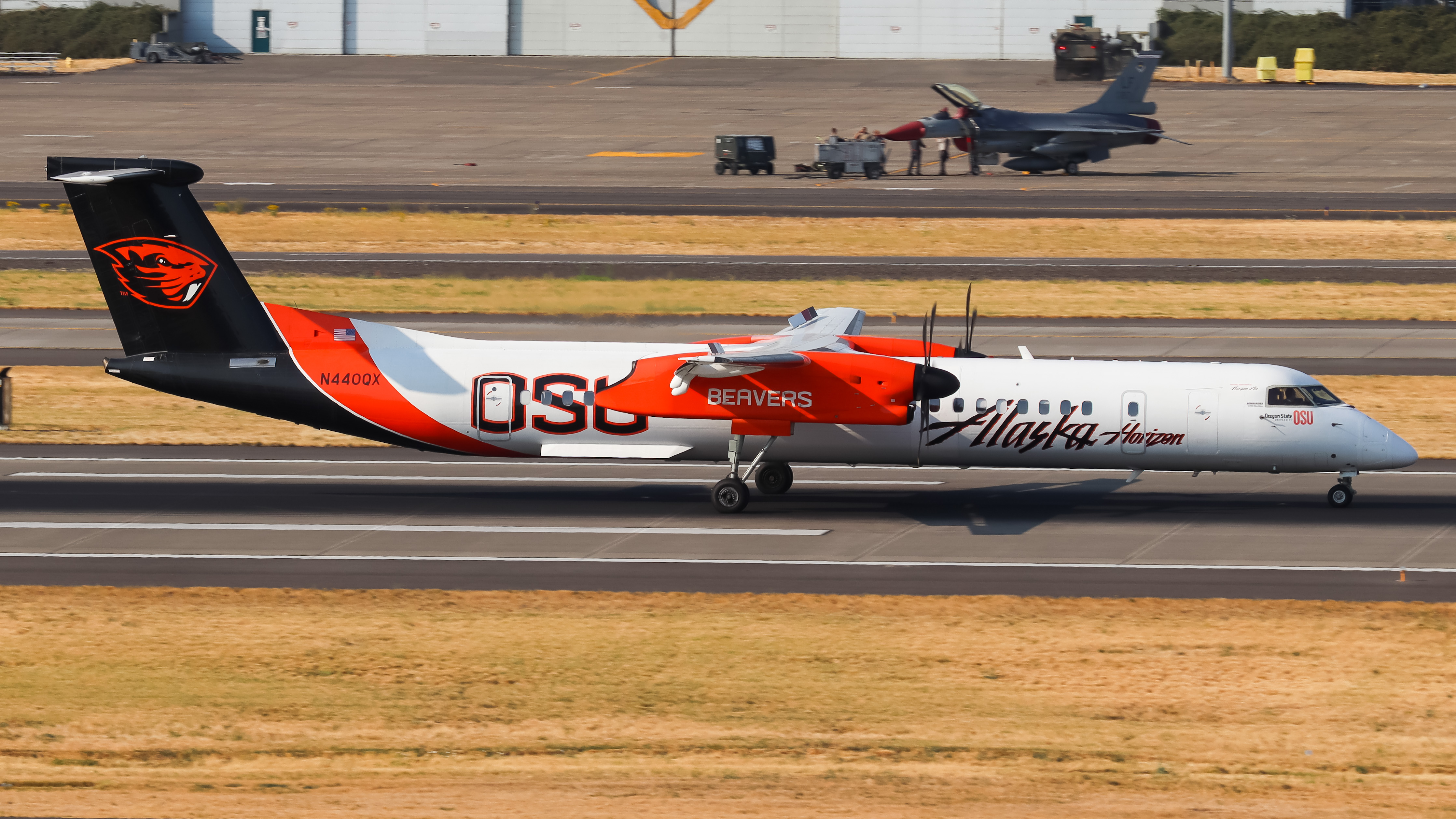 Full size: Alaska Airlines De Havilland DHC-8 N440QX at Portland International Airport