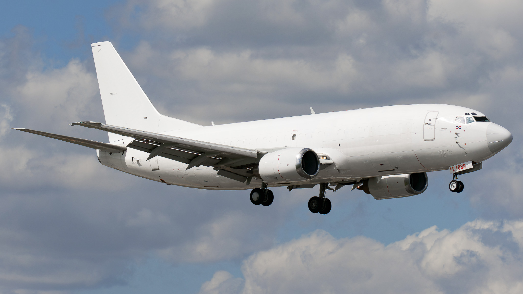 Full size: Skyhigh Cargo  Boeing 737-300F HI1089 at Miami International Airport