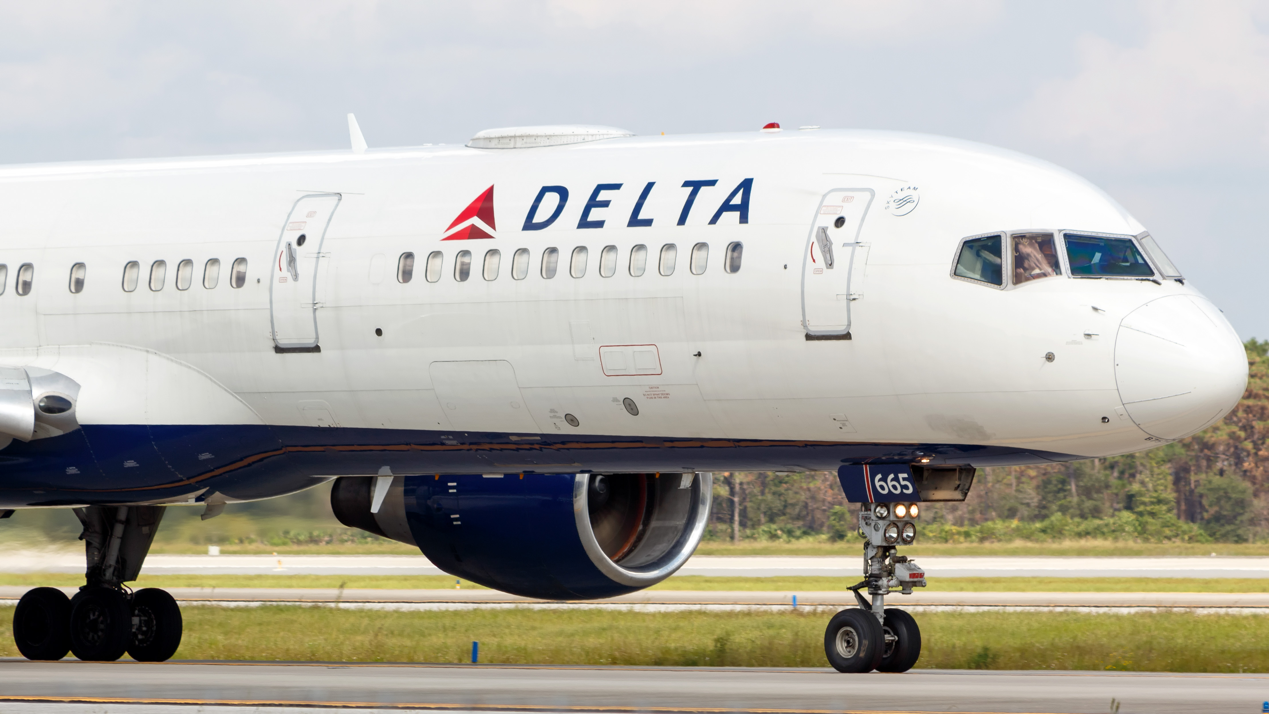 Full size: Delta Airlines Boeing 757-200 N665DN at Orlando International Airport