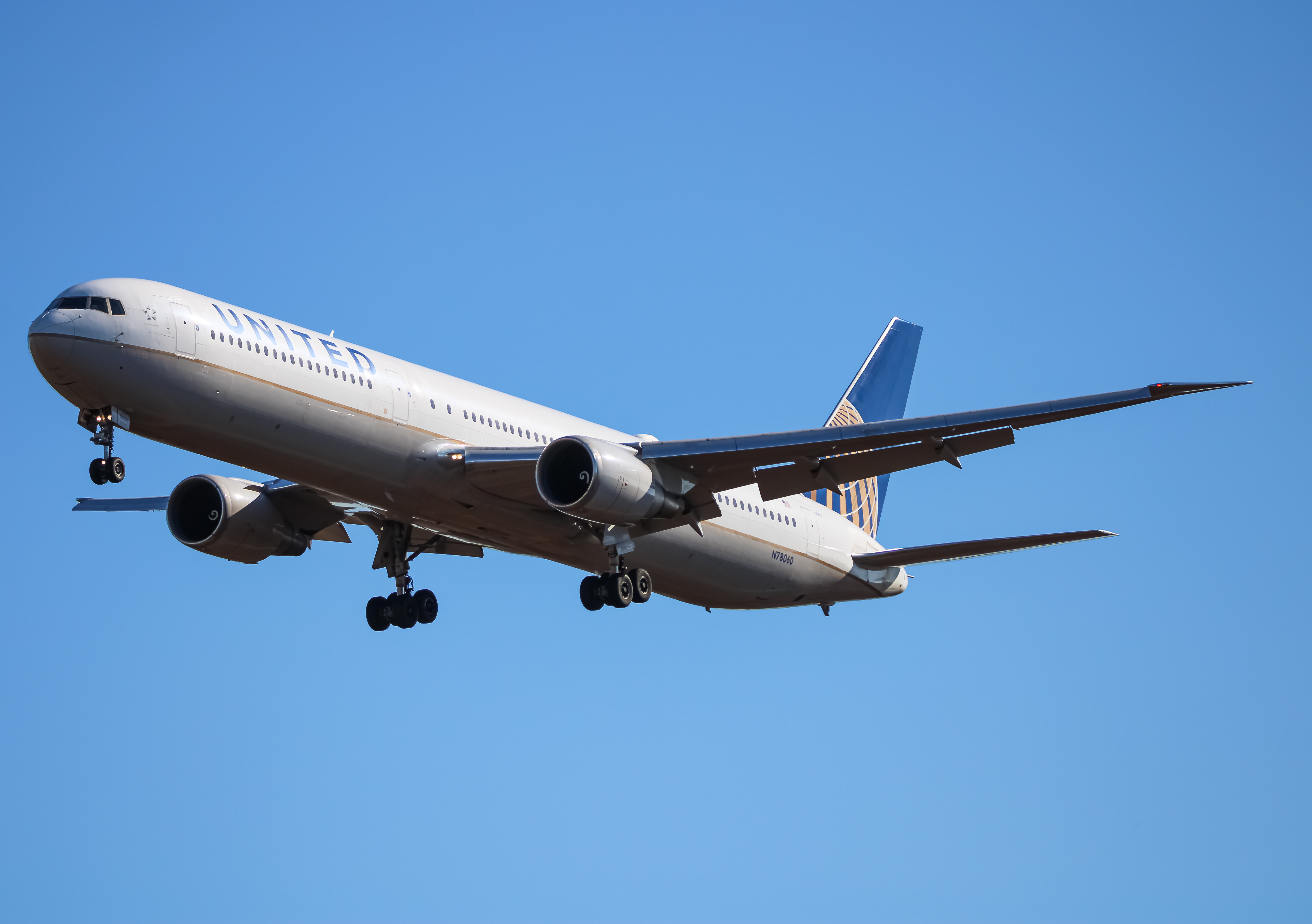 Full size: United Airlines Boeing 767-400ER N78060 at Washington Dulles International Airport