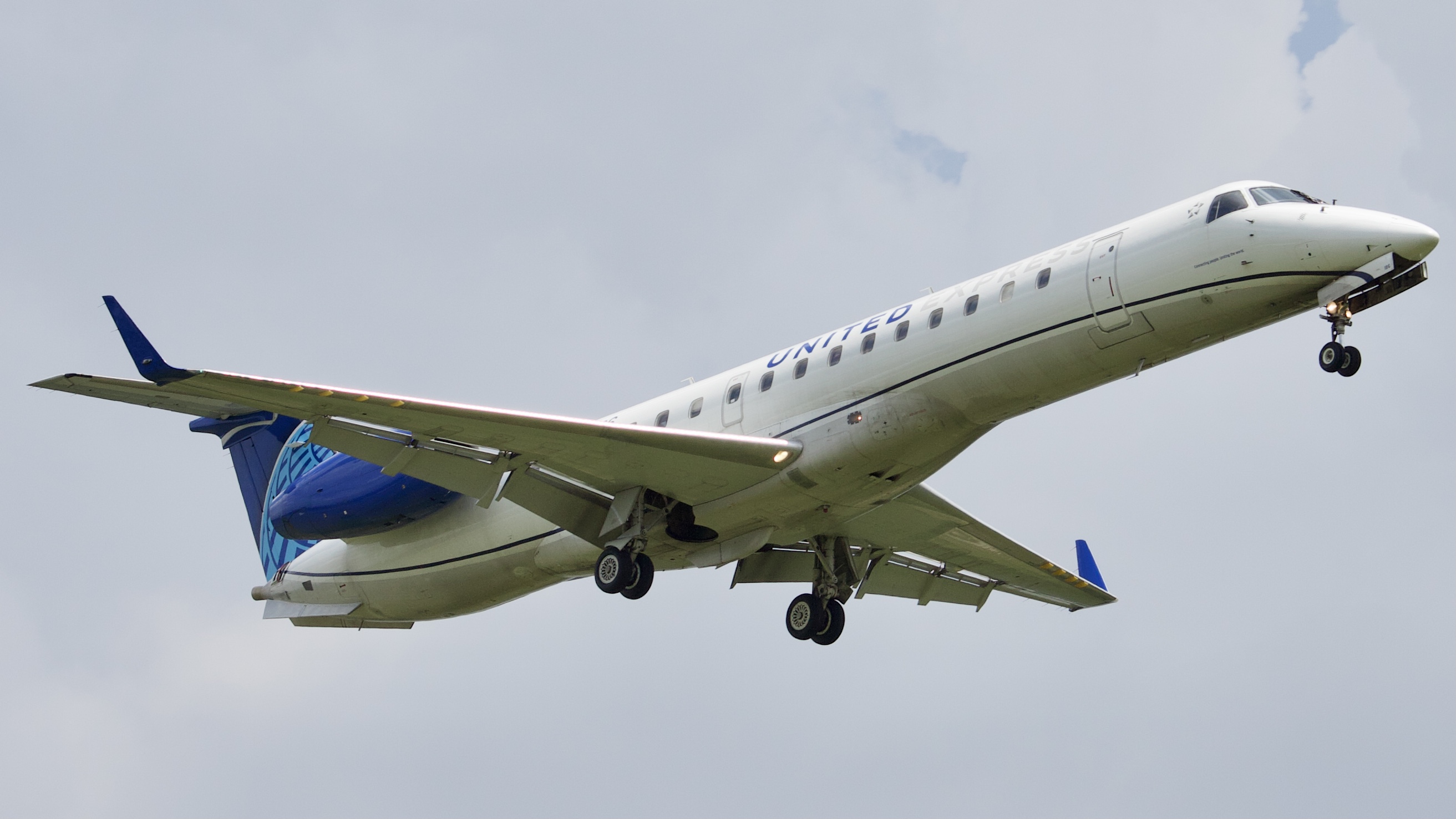 Full size: United Express Embraer ERJ145 N14186 at Houston-George Bush Intercontinental Airport