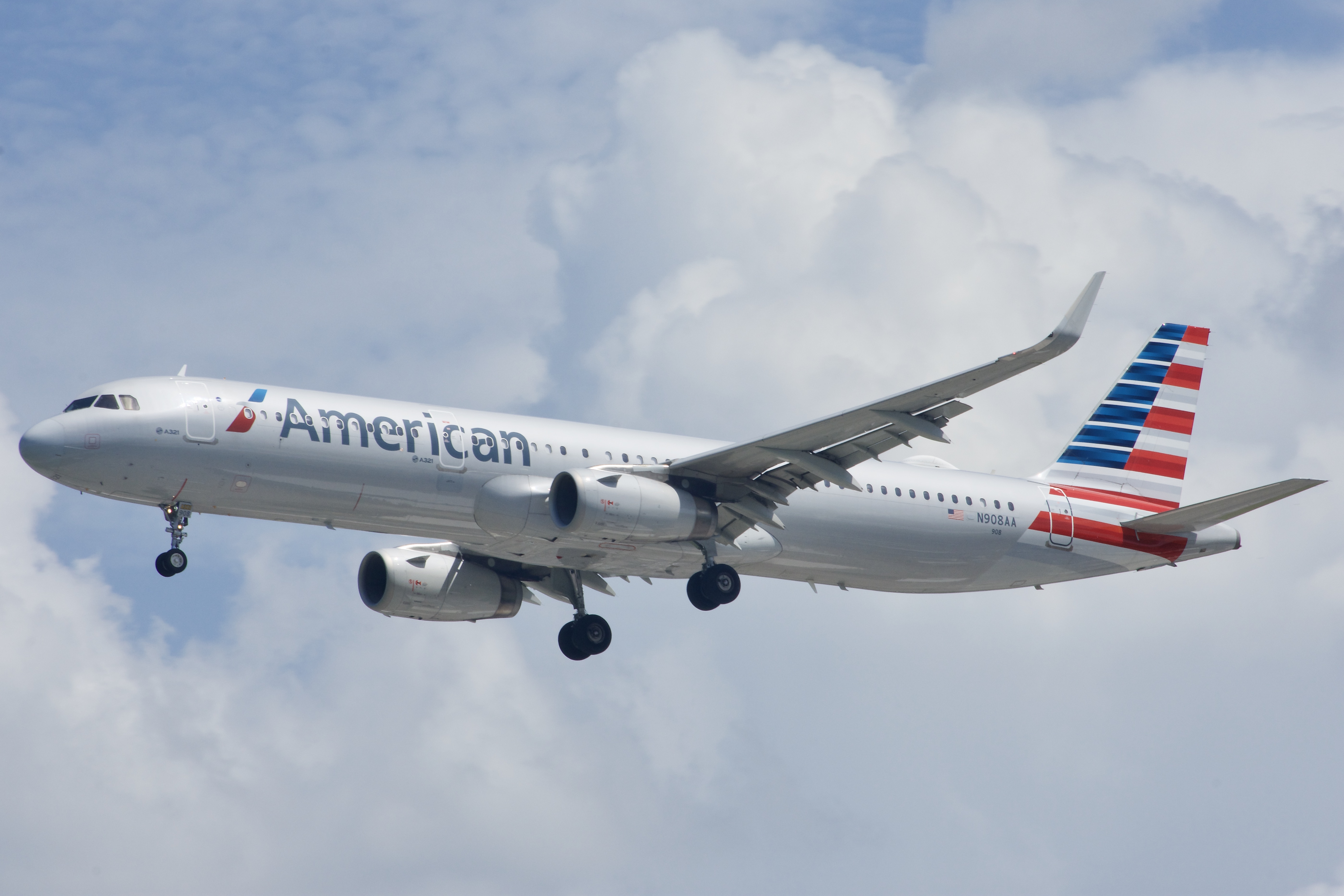 Full size: American Airlines Airbus A321-200 N908AA at Orlando International Airport